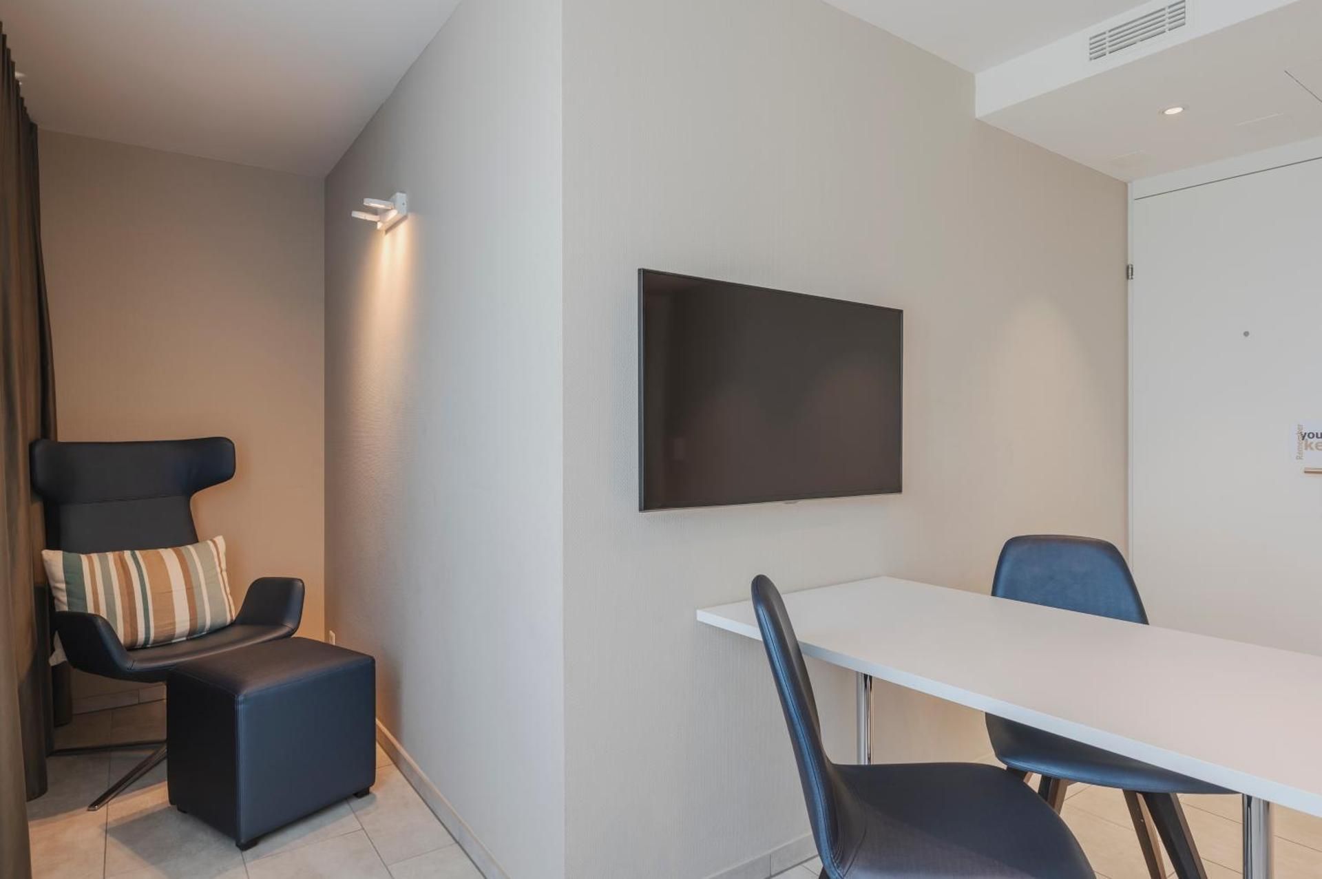 Shared lounge/TV area