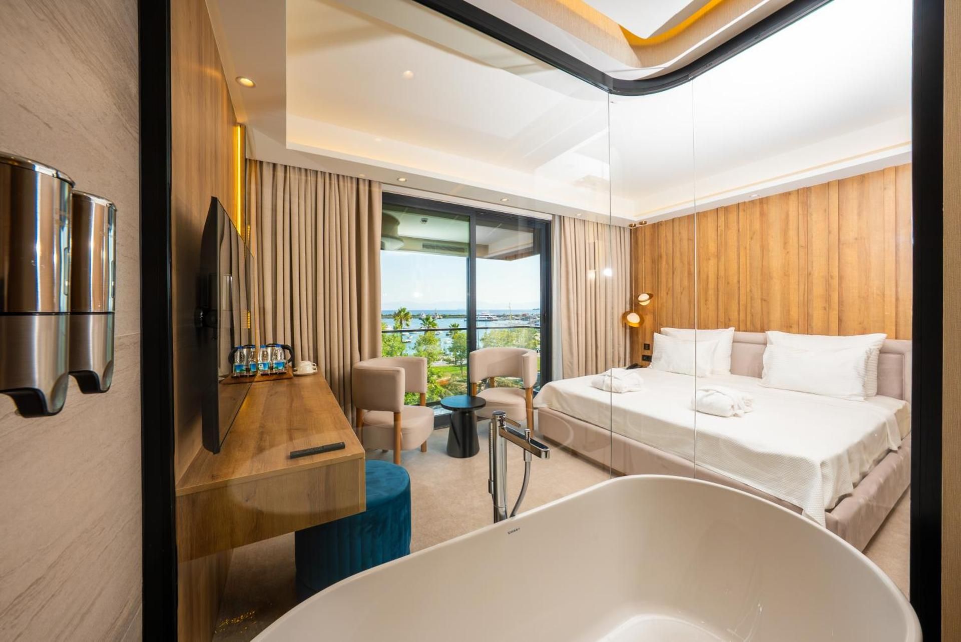 Premier Lounge Hotel Deluxe Suite with Sea View 3