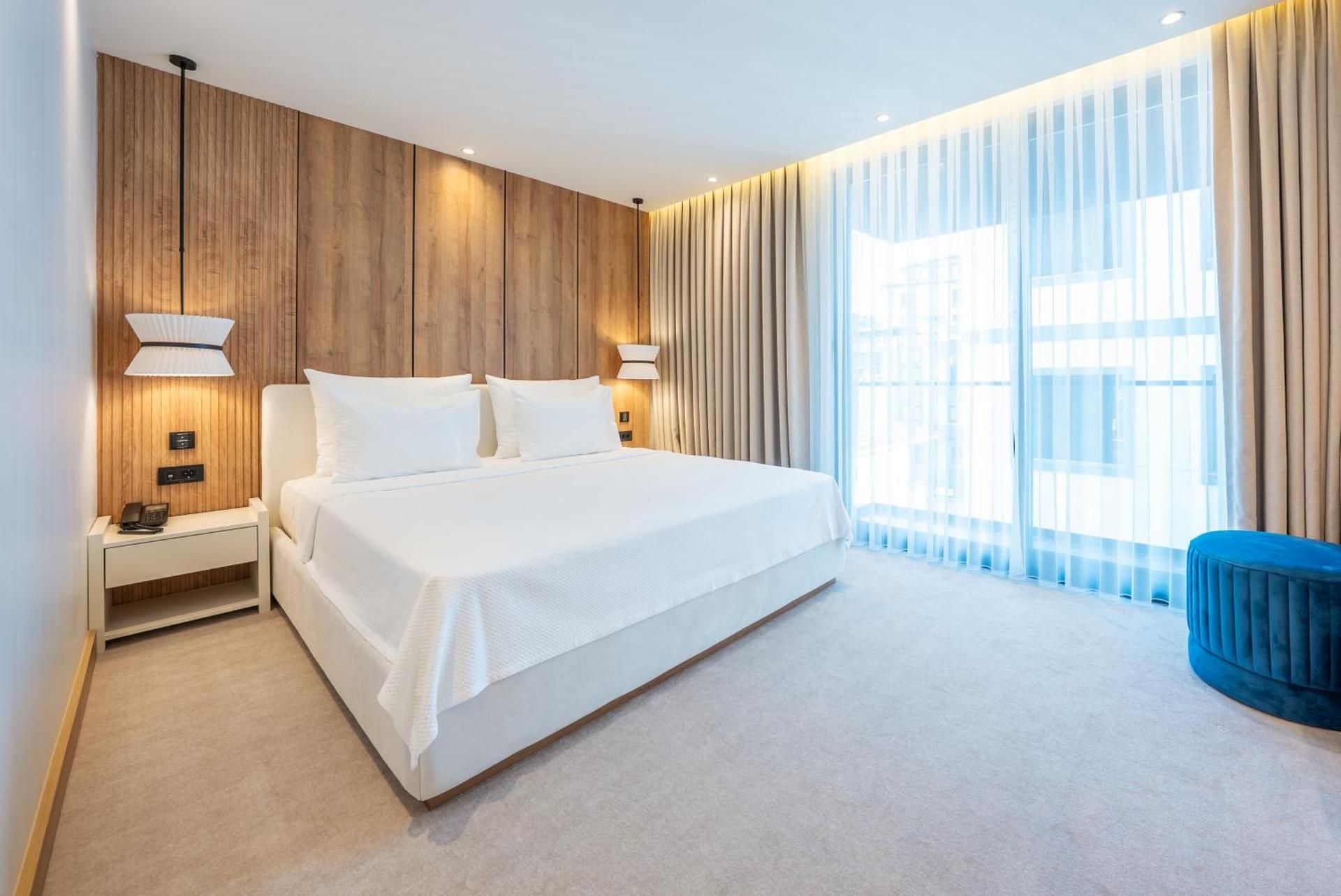 Premier Lounge Hotel Deluxe Room