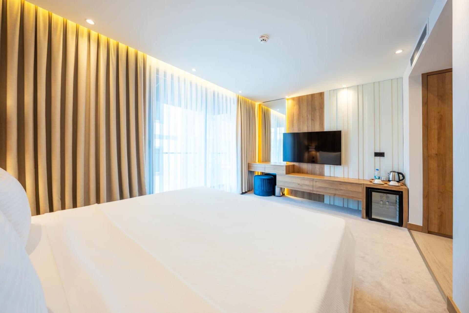 Premier Lounge Hotel Deluxe Room 2