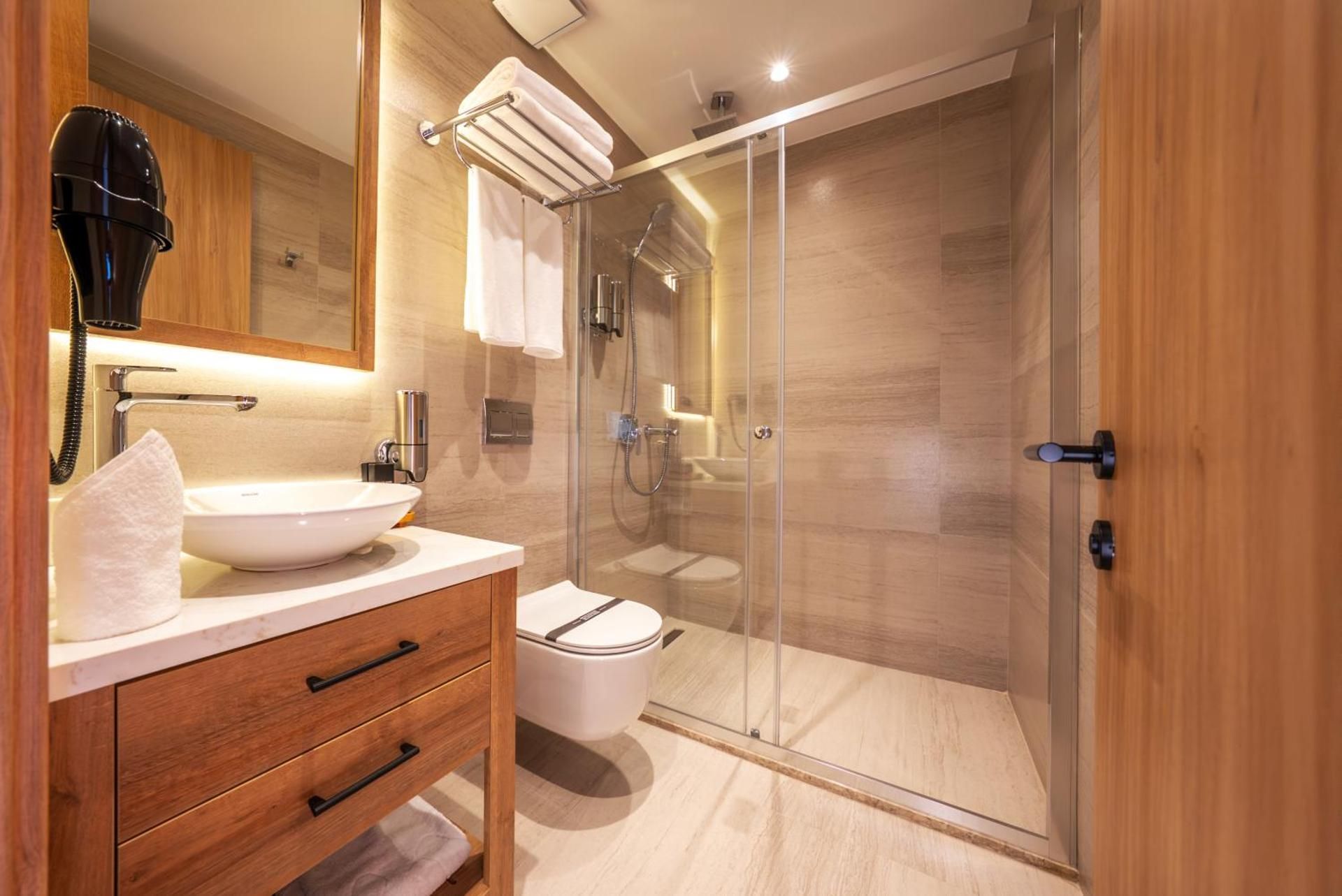 Premier Lounge Hotel Deluxe Room 3