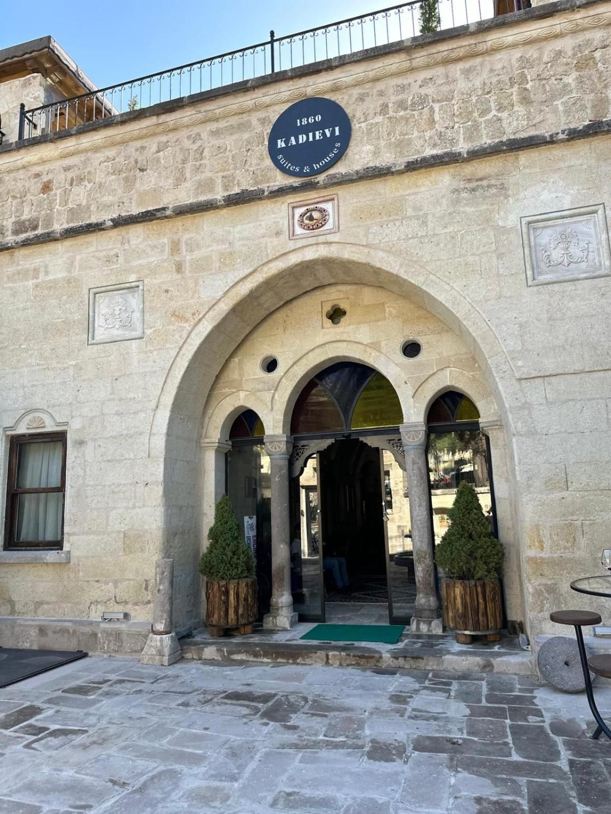 1860 KADIEVI Suites & houses