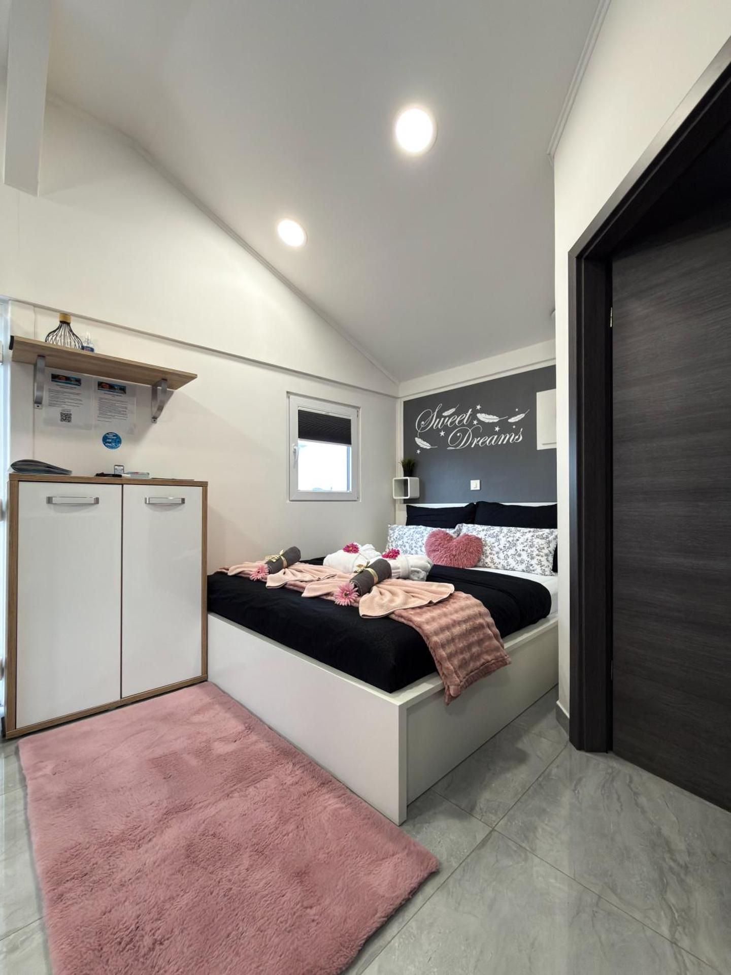 Aura Luxury Suites Bled One-Bedroom Apartment with Private Pool and Jacuzzi