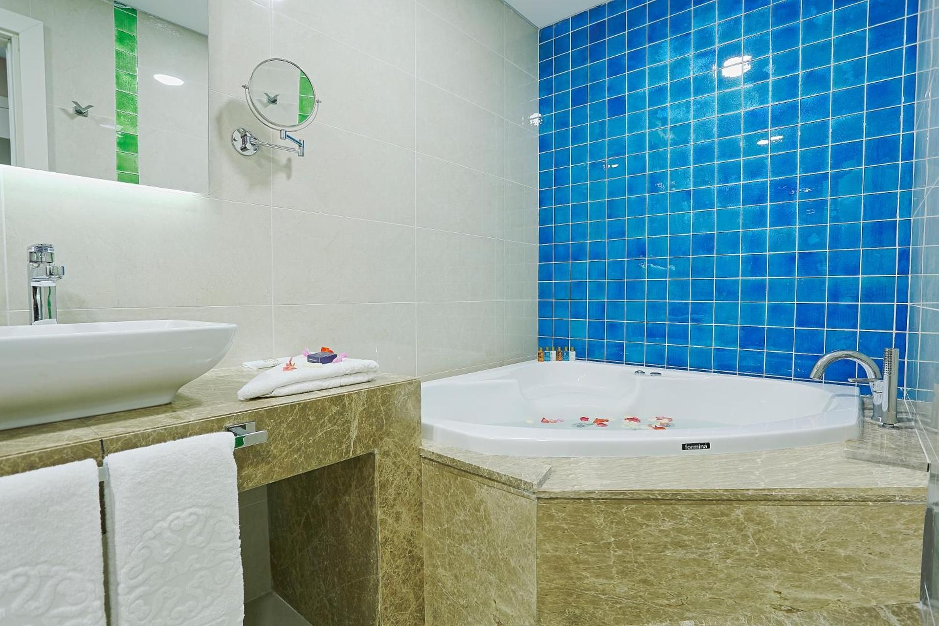 The Grand Mira Business Hotel Deluxe Suite with Spa Bath 2