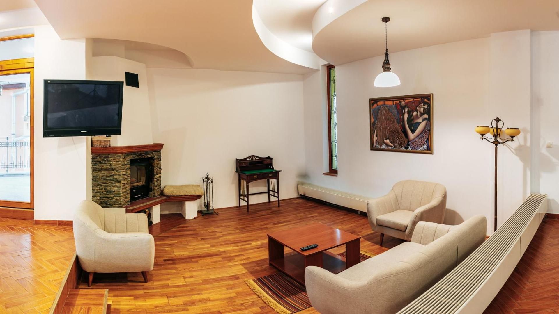 Shared lounge/TV area