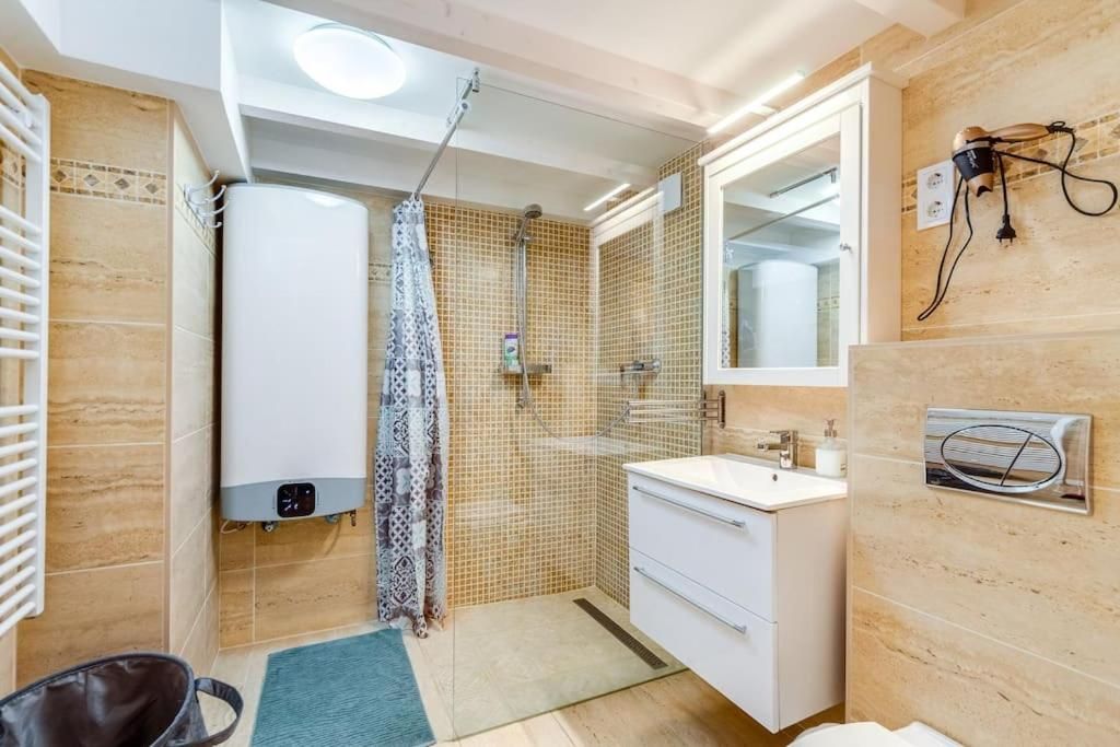 Amazing Kazinczy Flat No. 1 Budapest Two-Bedroom Apartment 9
