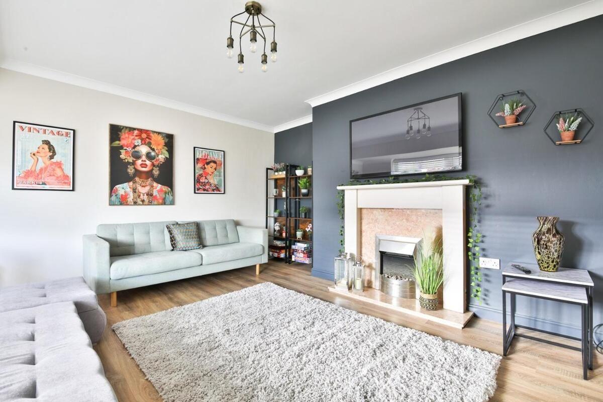 Spacious 3 Bed Home with Pool Table Three-Bedroom House