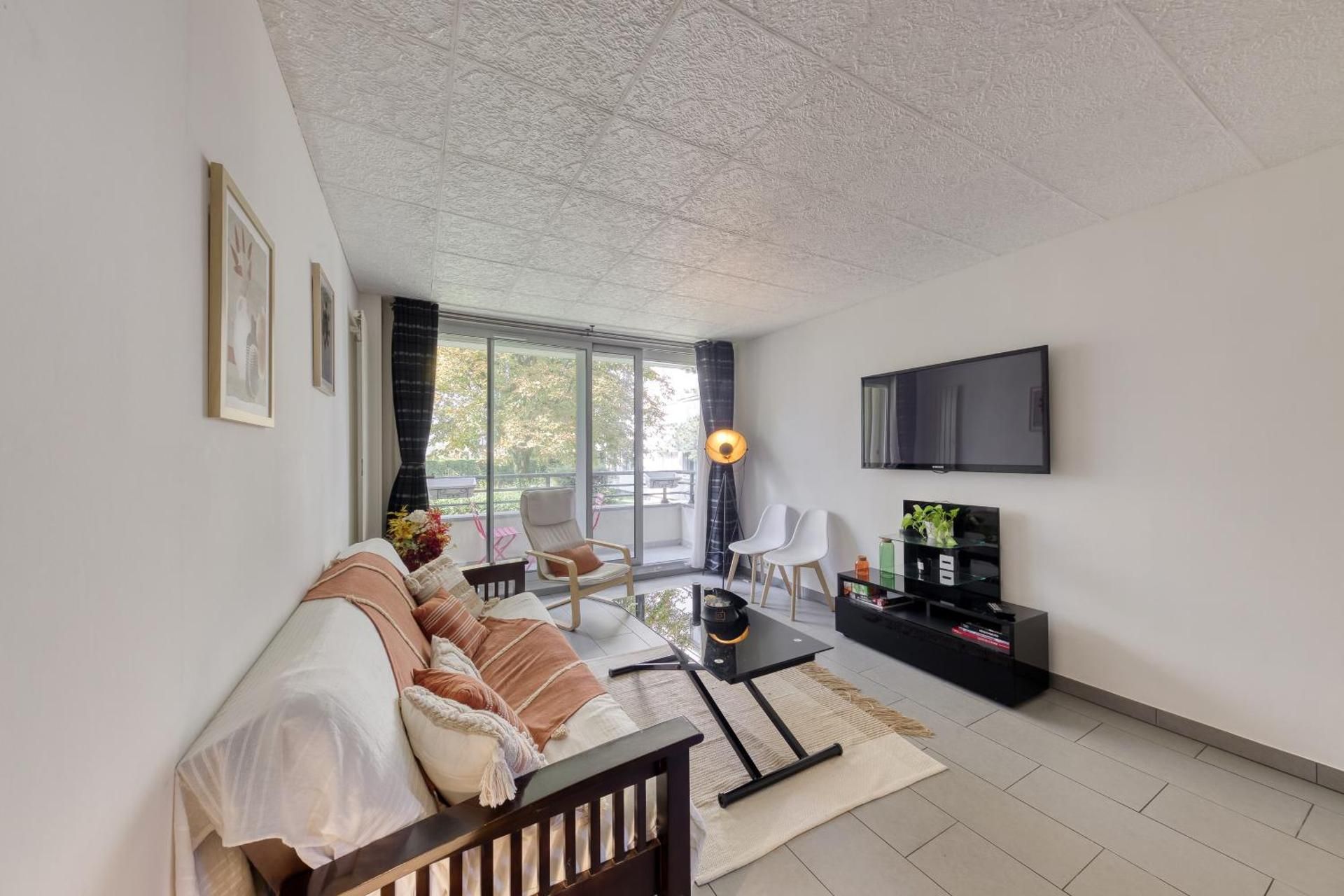 Luxe flat near Paris, Orly, Rungis and Massy Three-Bedroom Apartment