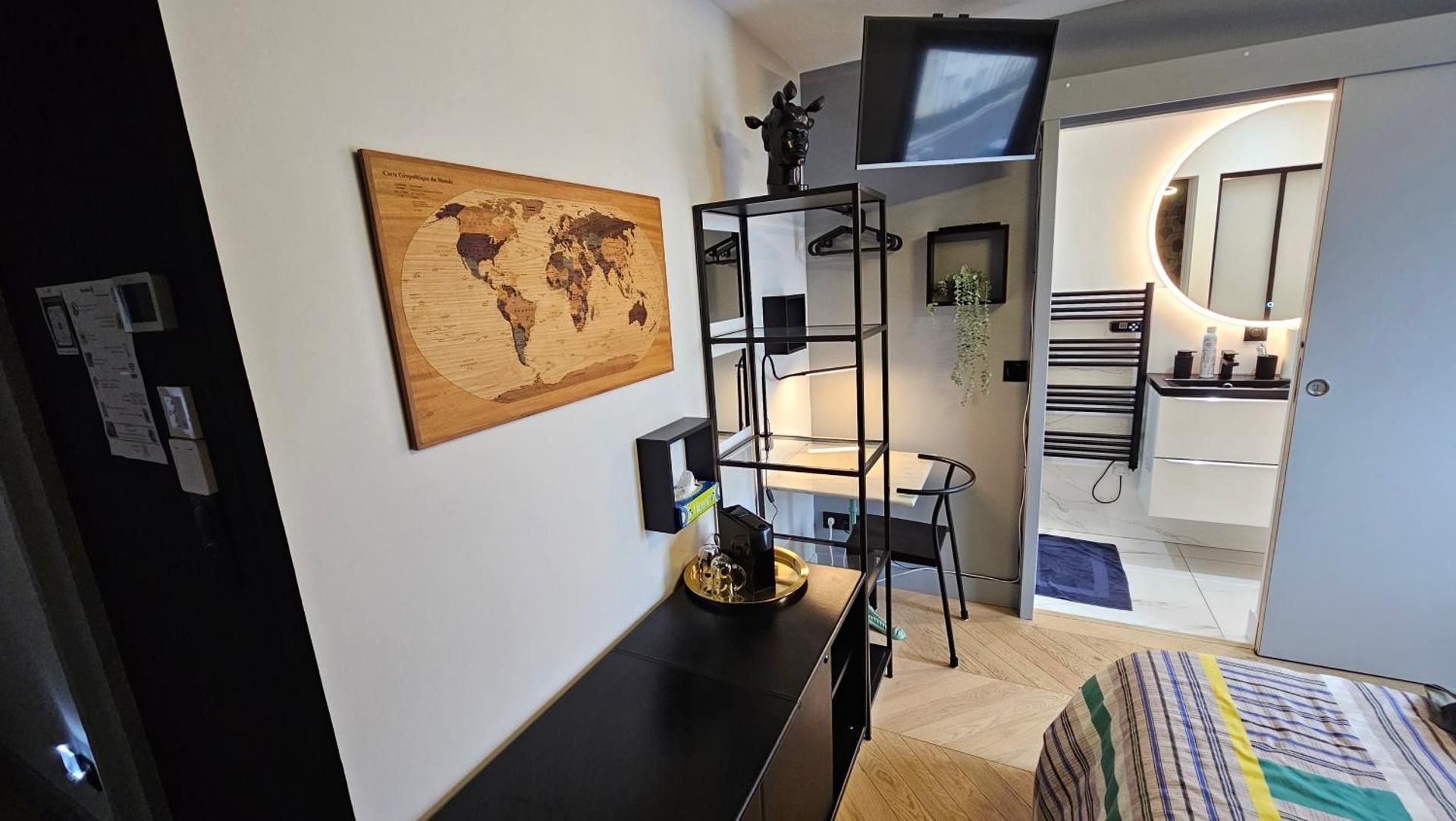 127Flam Deluxe Double Room 3