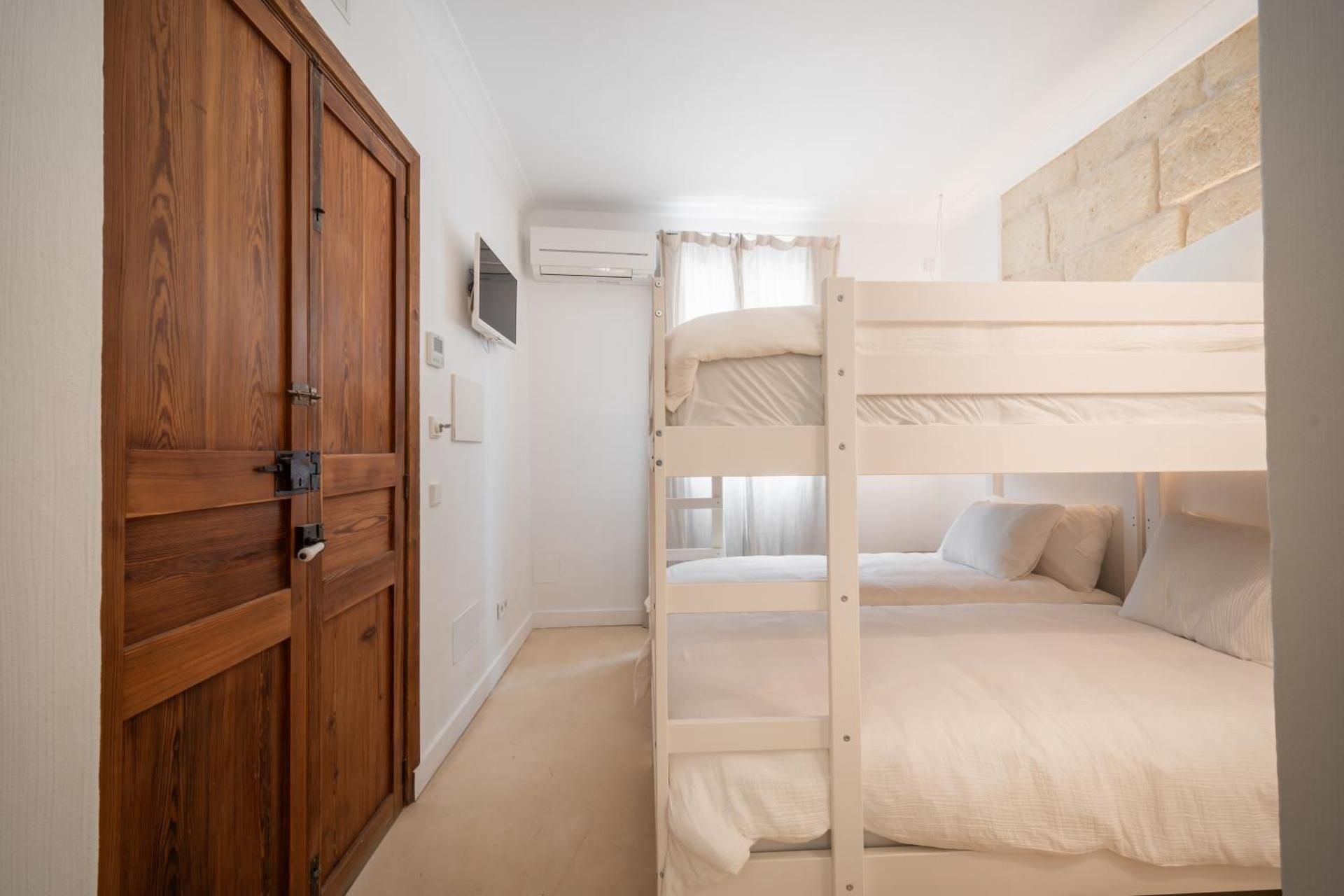 LLONGA'S Hostel Double Room