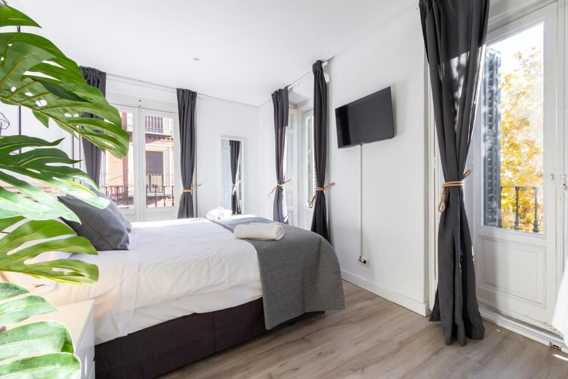 Amati Boutique Coliving Madrid Double or Twin Room with Shared Bathroom 43