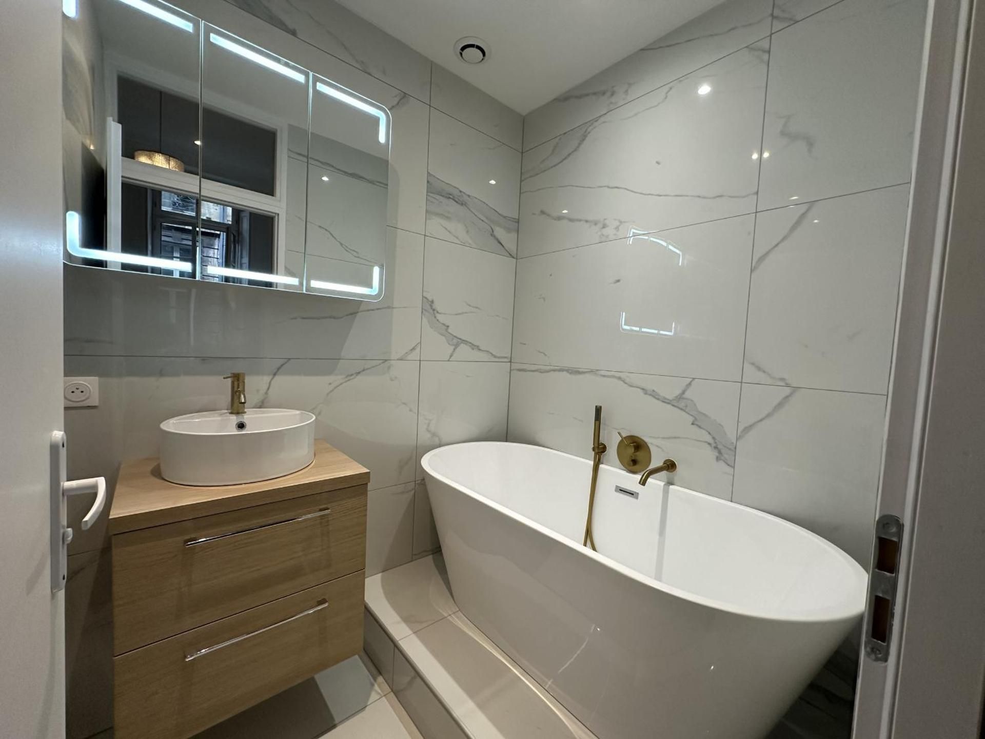 Rolland Two-Bedroom Deluxe Apartment with Balcony