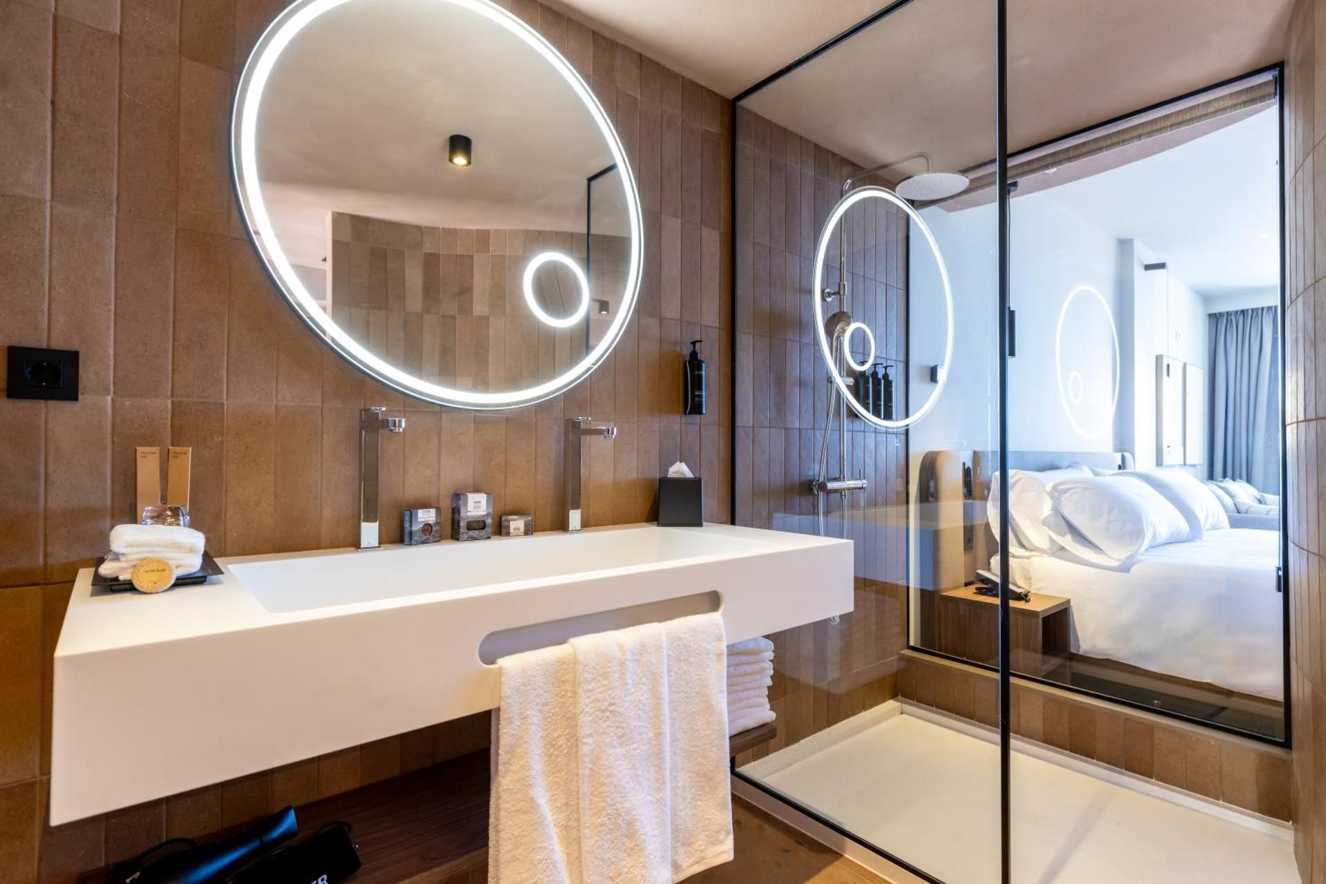 Junior Suite Deluxe Side Sea View The Club (3 Adults)