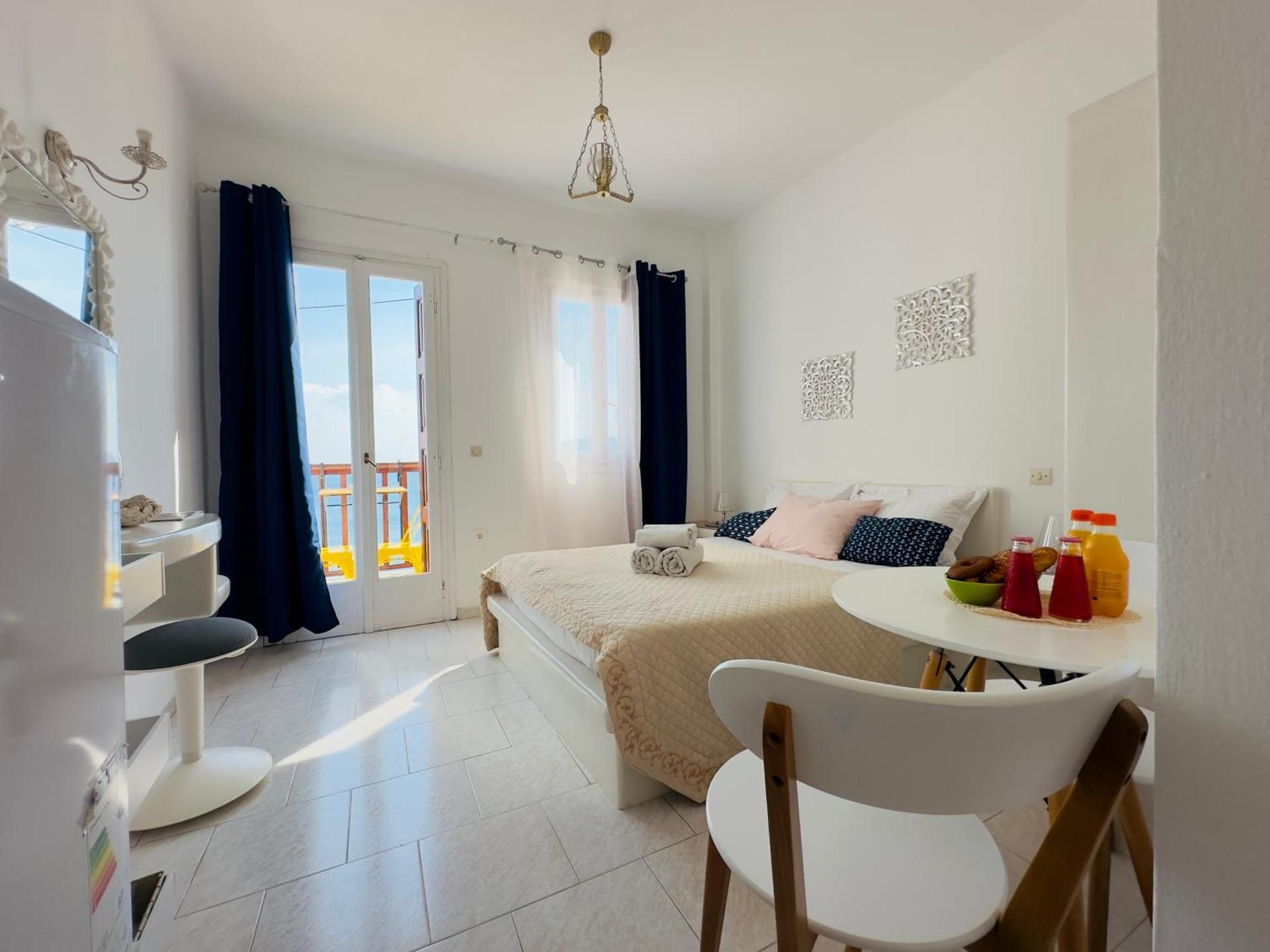 Maya Mallis One-Bedroom Apartment 3