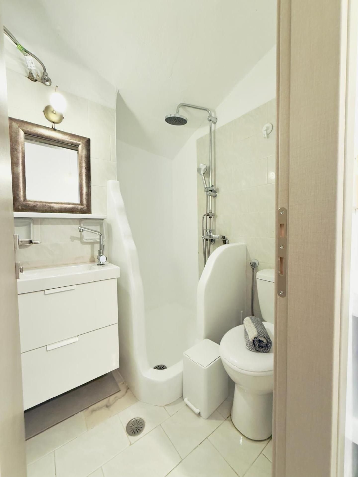 Maya Mallis One-Bedroom Apartment 9