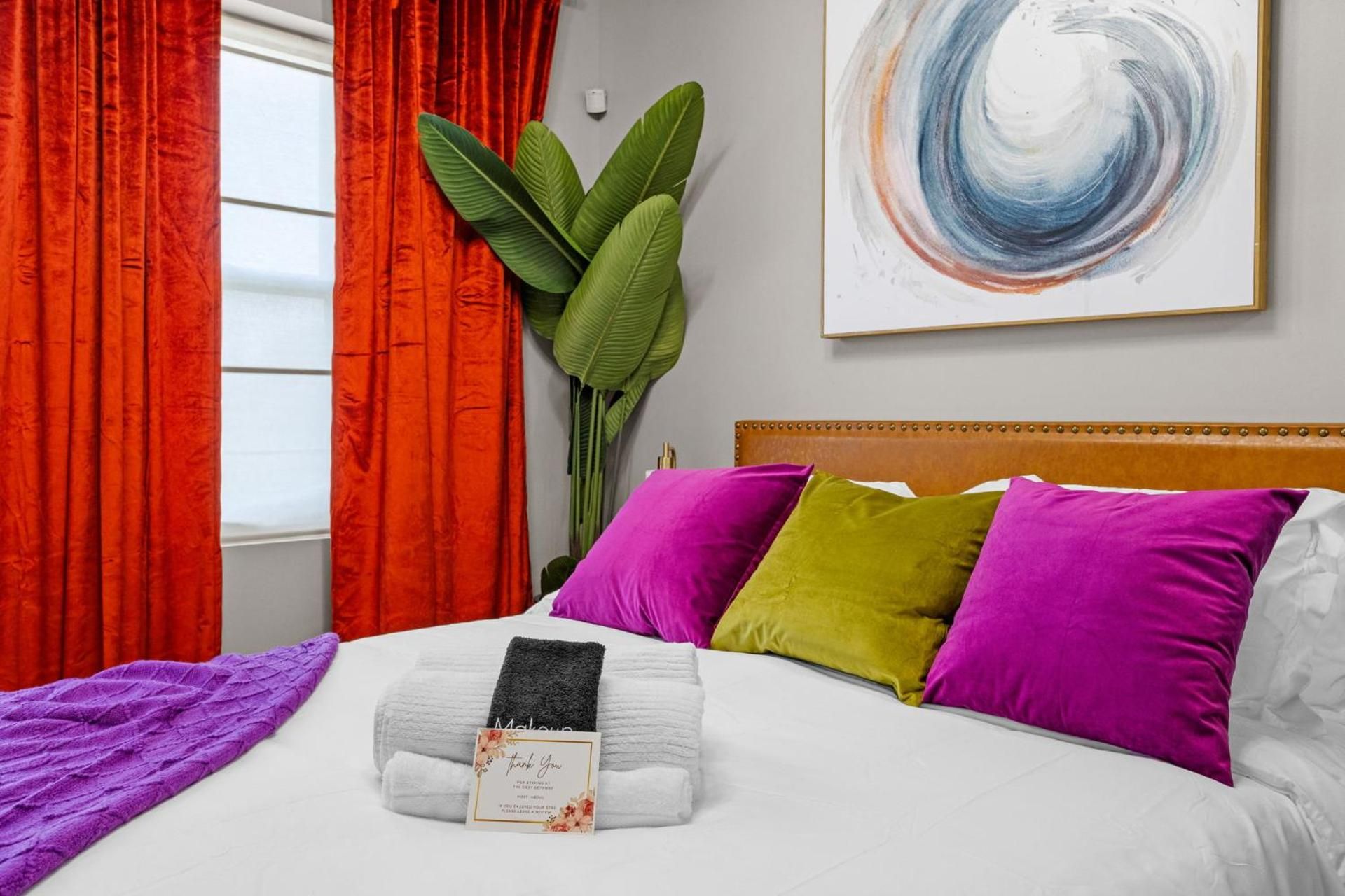 Philly Zoo Queen Suite - Apartment with Fireplace & Parking Available One-Bedroom Apartment