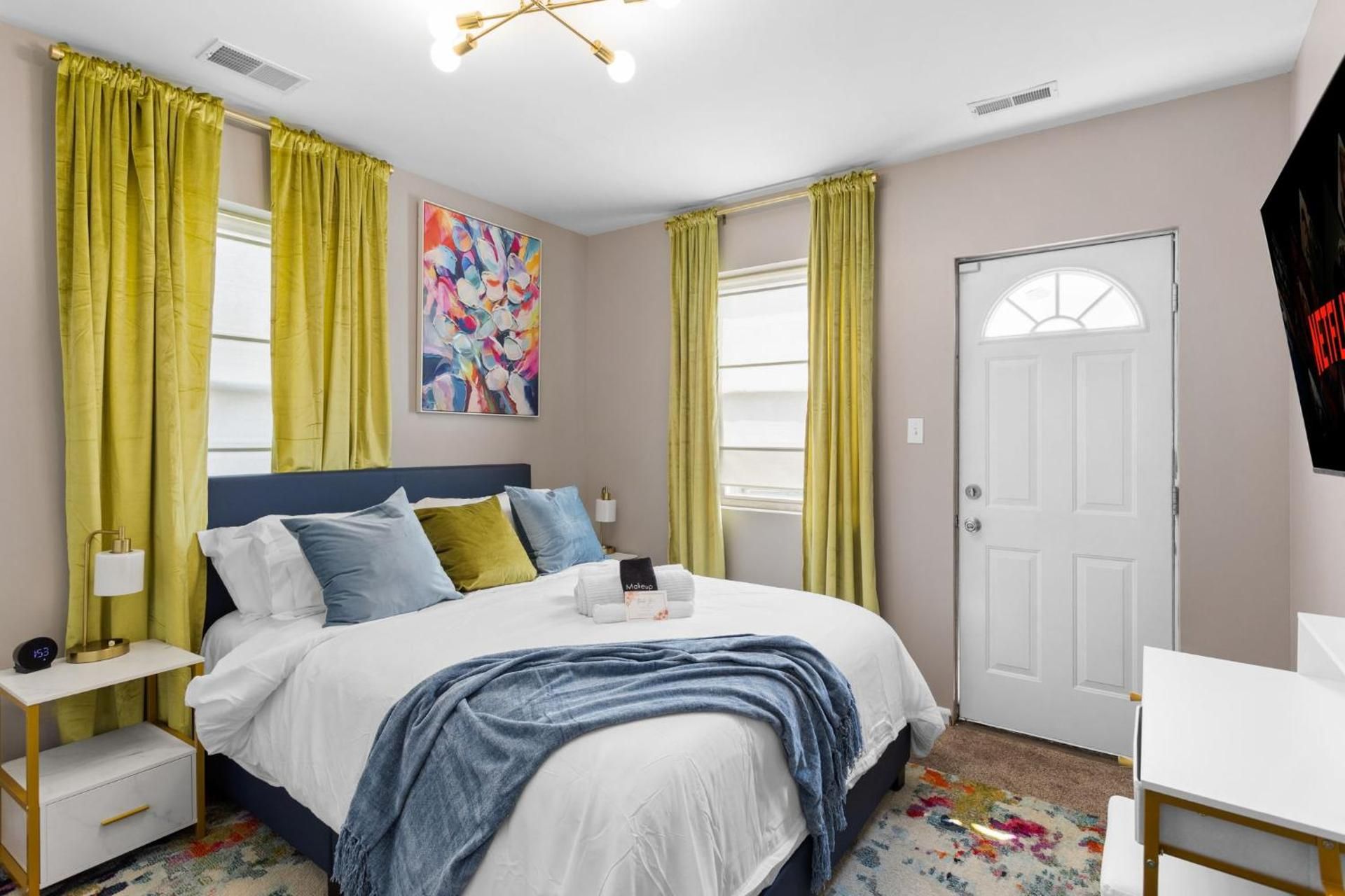 Philly Zoo Queen Suite - Apartment with Fireplace & Parking Available Two-Bedroom Deluxe Apartment with Balcony