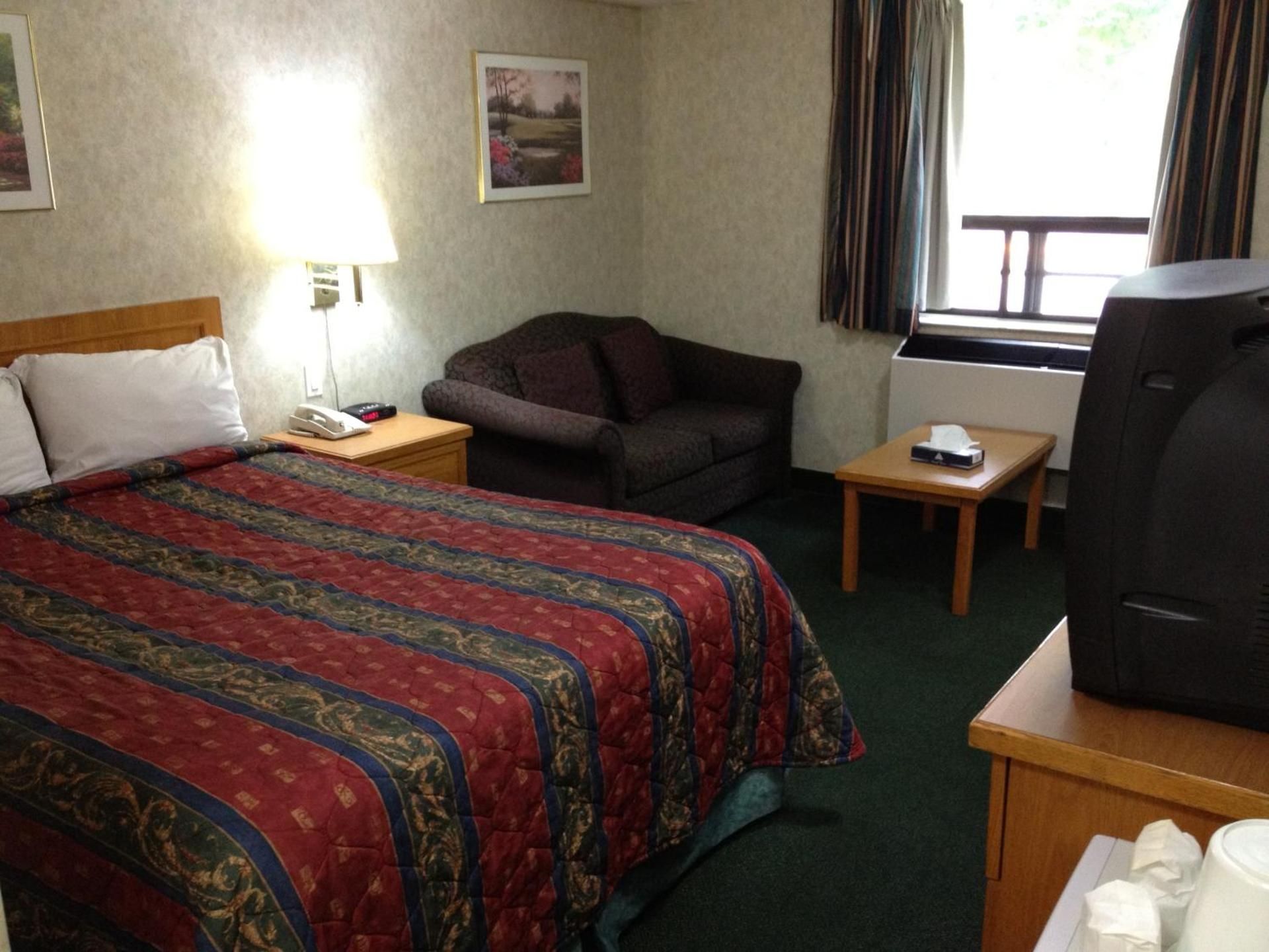 Mississauga Gate Inn Queen Room