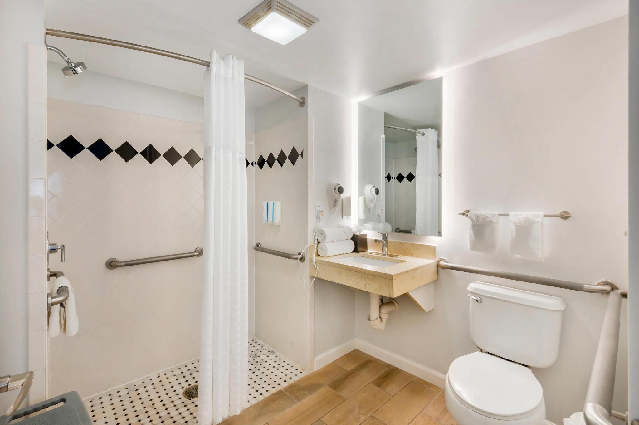 MainStay Suites Sterling near Dulles Town Center 1 Queen Bed, 1 Double Bed, Suite, Nonsmoking, Accessible 2