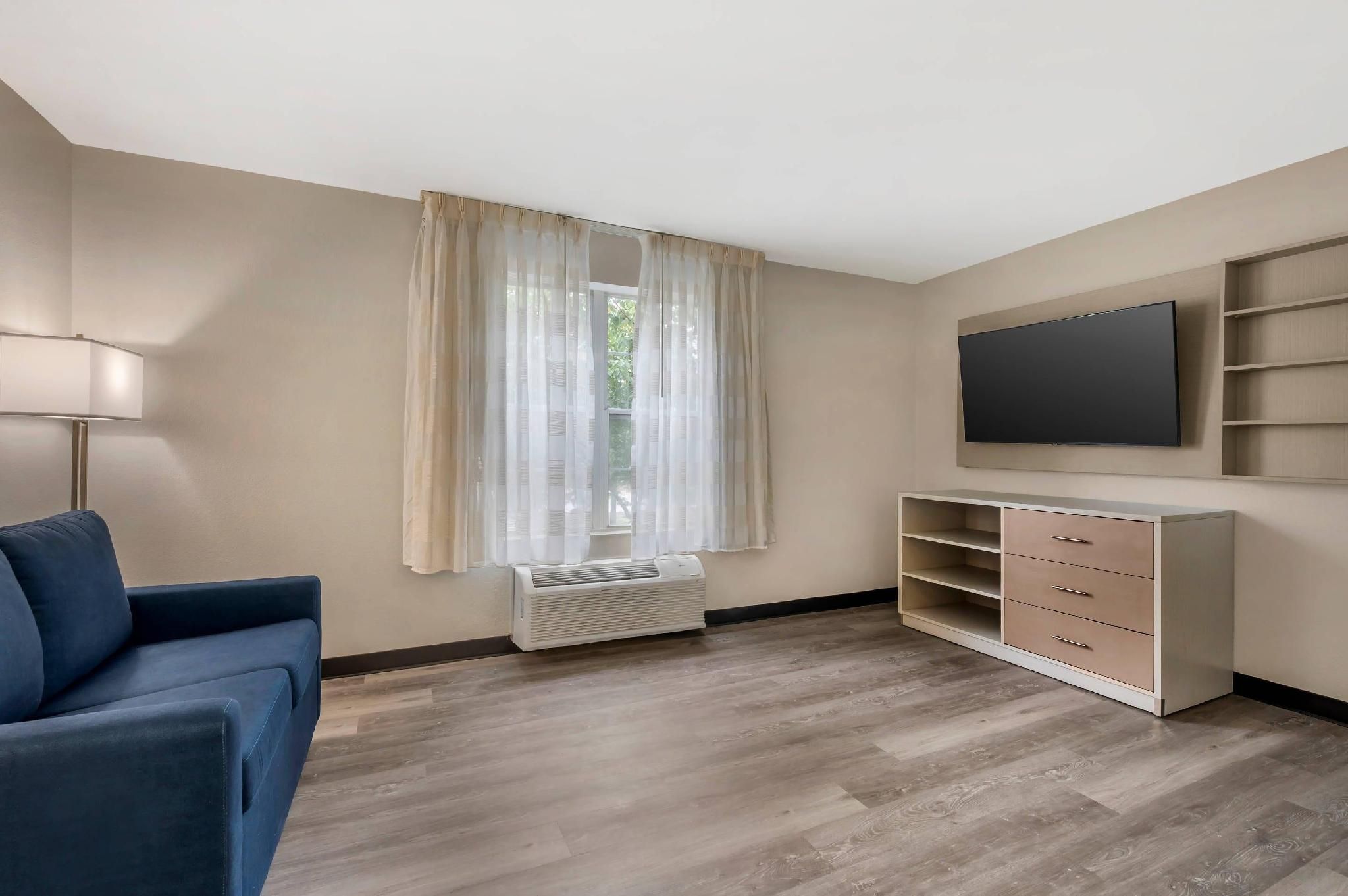 MainStay Suites Sterling near Dulles Town Center 1 Queen Bed, 1 Double Bed, Suite, Nonsmoking, Accessible 3