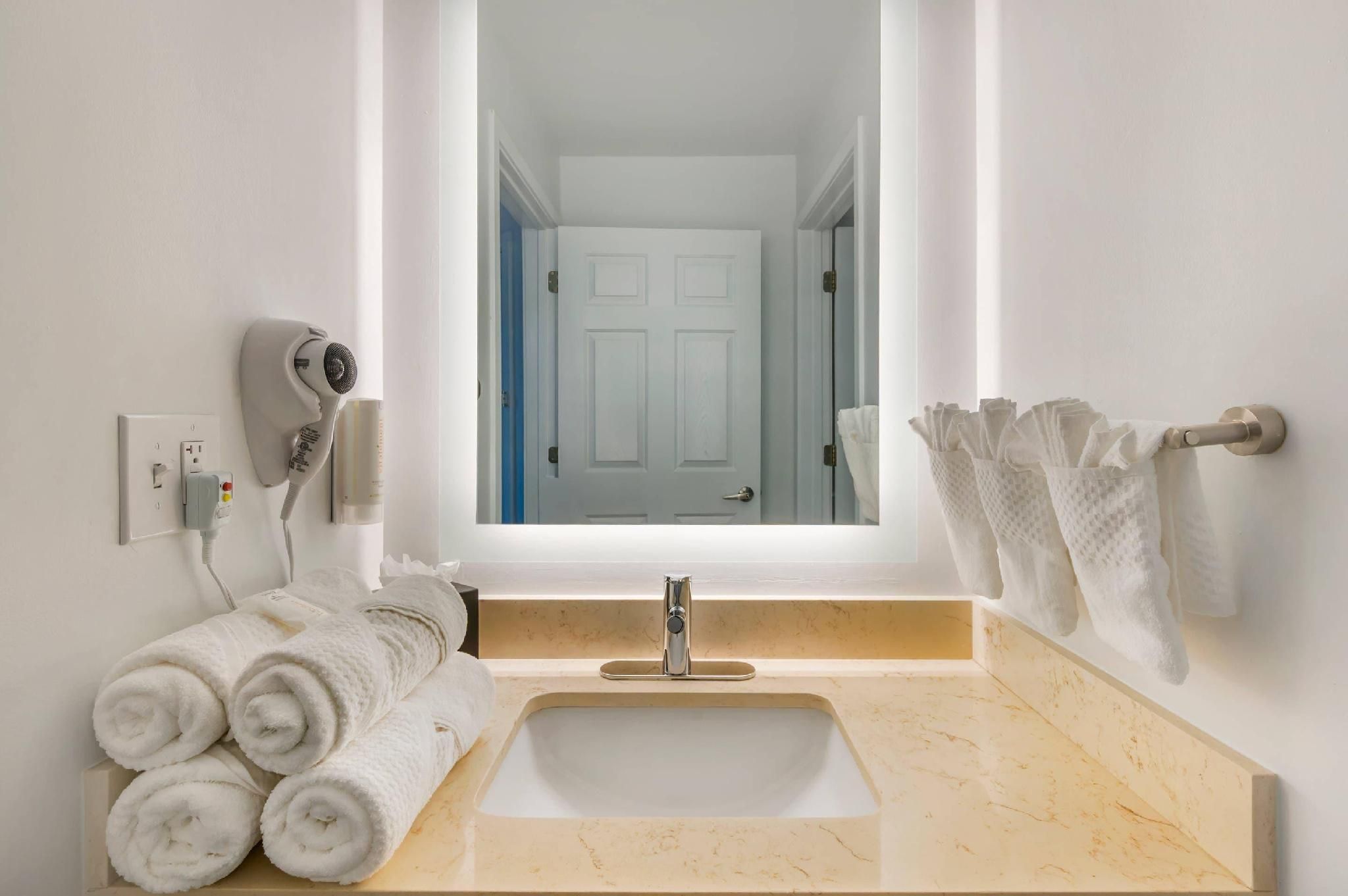 2 Queen Beds, 1 Double Bed, Suite, Nonsmoking