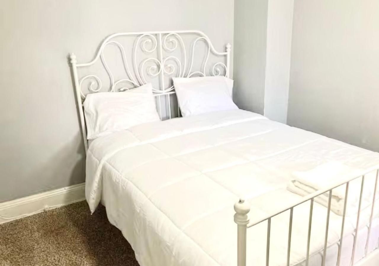Clover 2900 - Apartment and Rooms with Private Bathroom near Washington Ave South Philly Queen Room with Shared Bathroom 7