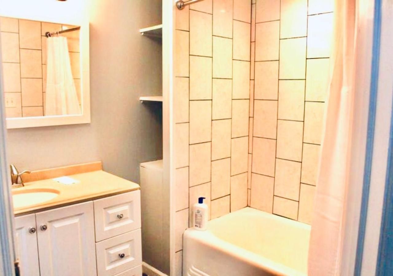 Clover 2900 - Apartment and Rooms with Private Bathroom near Washington Ave South Philly Queen Room with Shared Bathroom 9