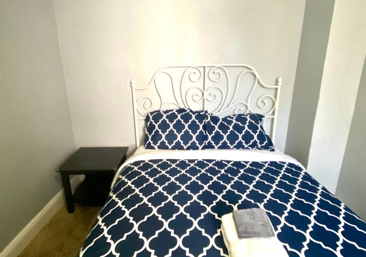 Clover 2900 - Apartment and Rooms with Private Bathroom near Washington Ave South Philly Queen Room with Shared Bathroom 5