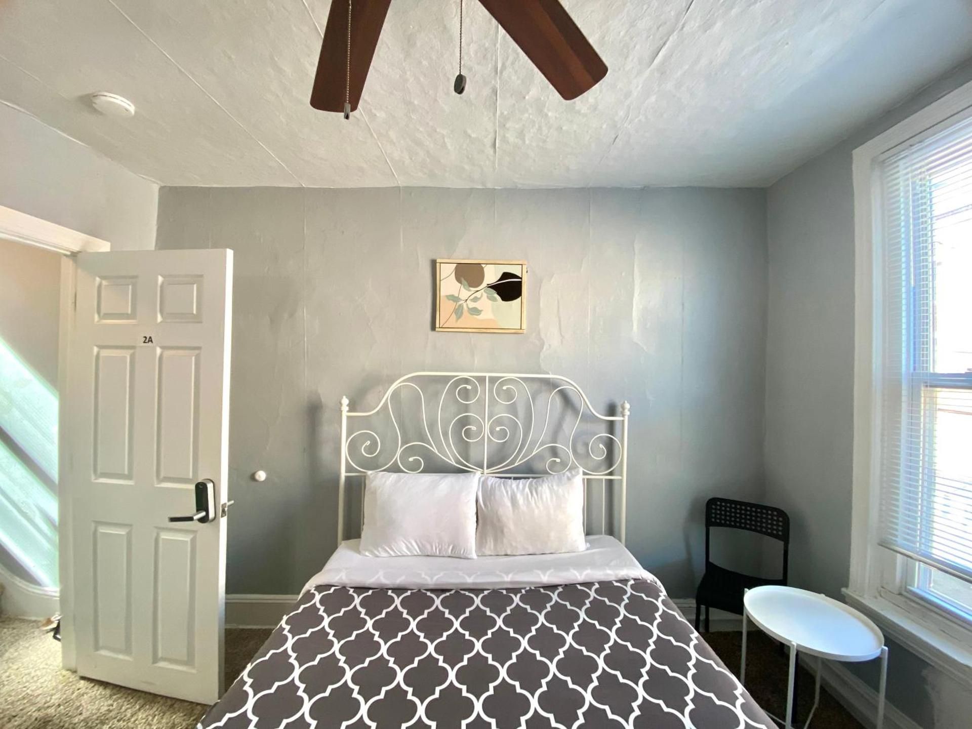 Clover 2900 - Apartment and Rooms with Private Bathroom near Washington Ave South Philly