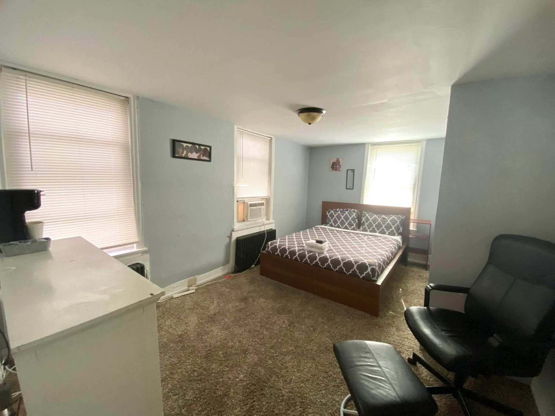 Clover 2900 - Apartment and Rooms with Private Bathroom near Washington Ave South Philly Queen Room with Shared Bathroom 3