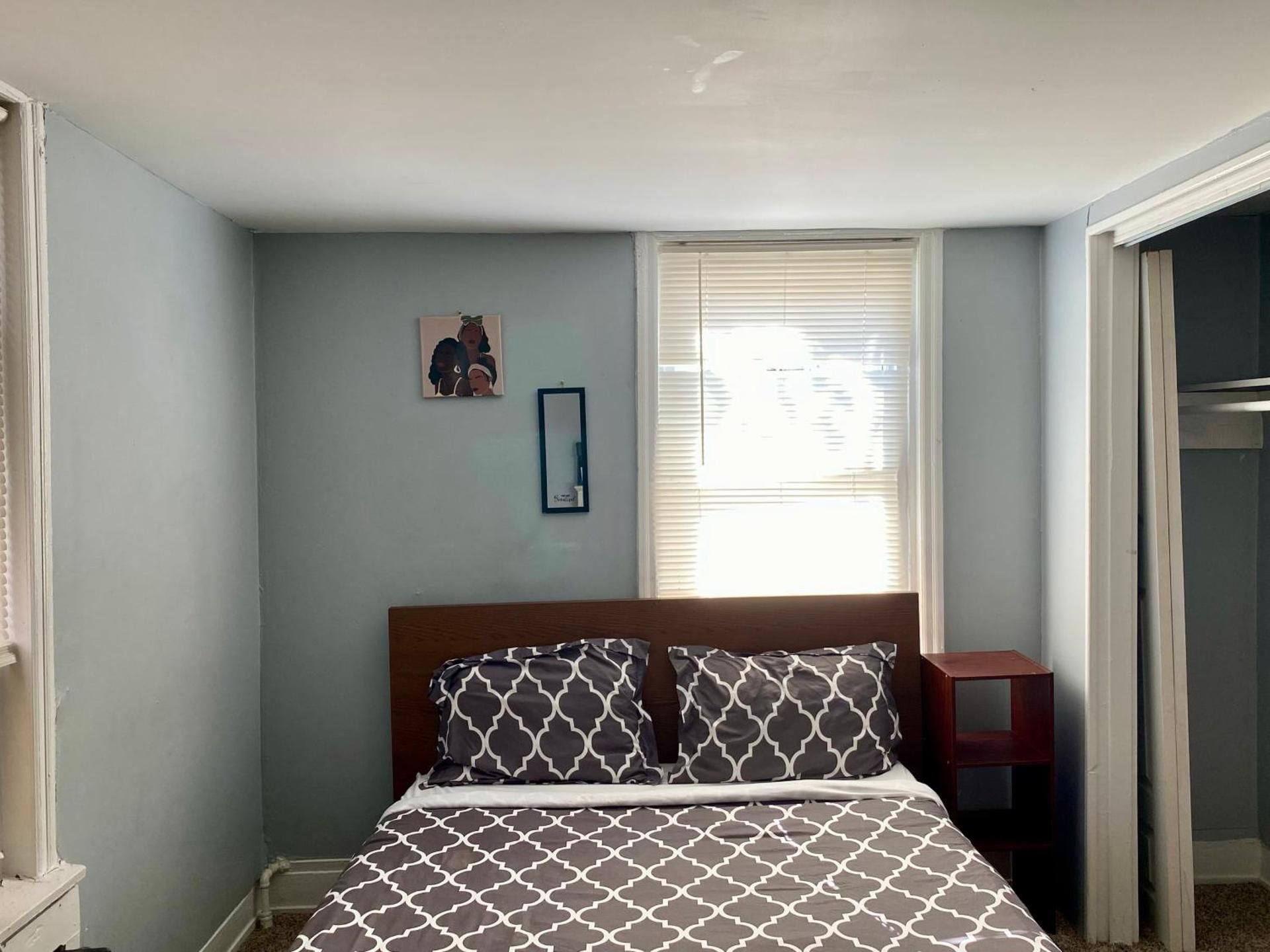 Clover 2900 - Apartment and Rooms with Private Bathroom near Washington Ave South Philly Queen Room with Shared Bathroom