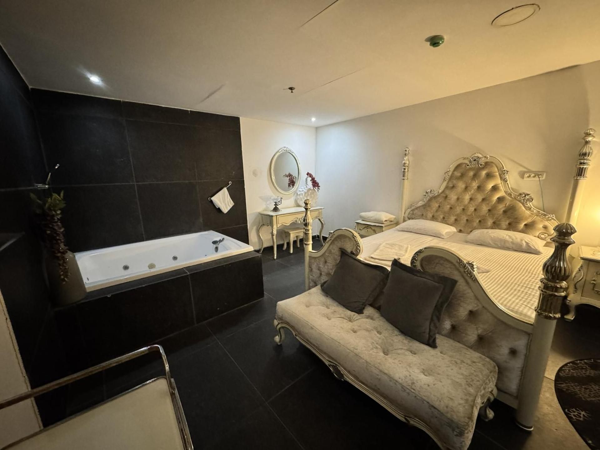 Deluxe Suite with Spa Bath
