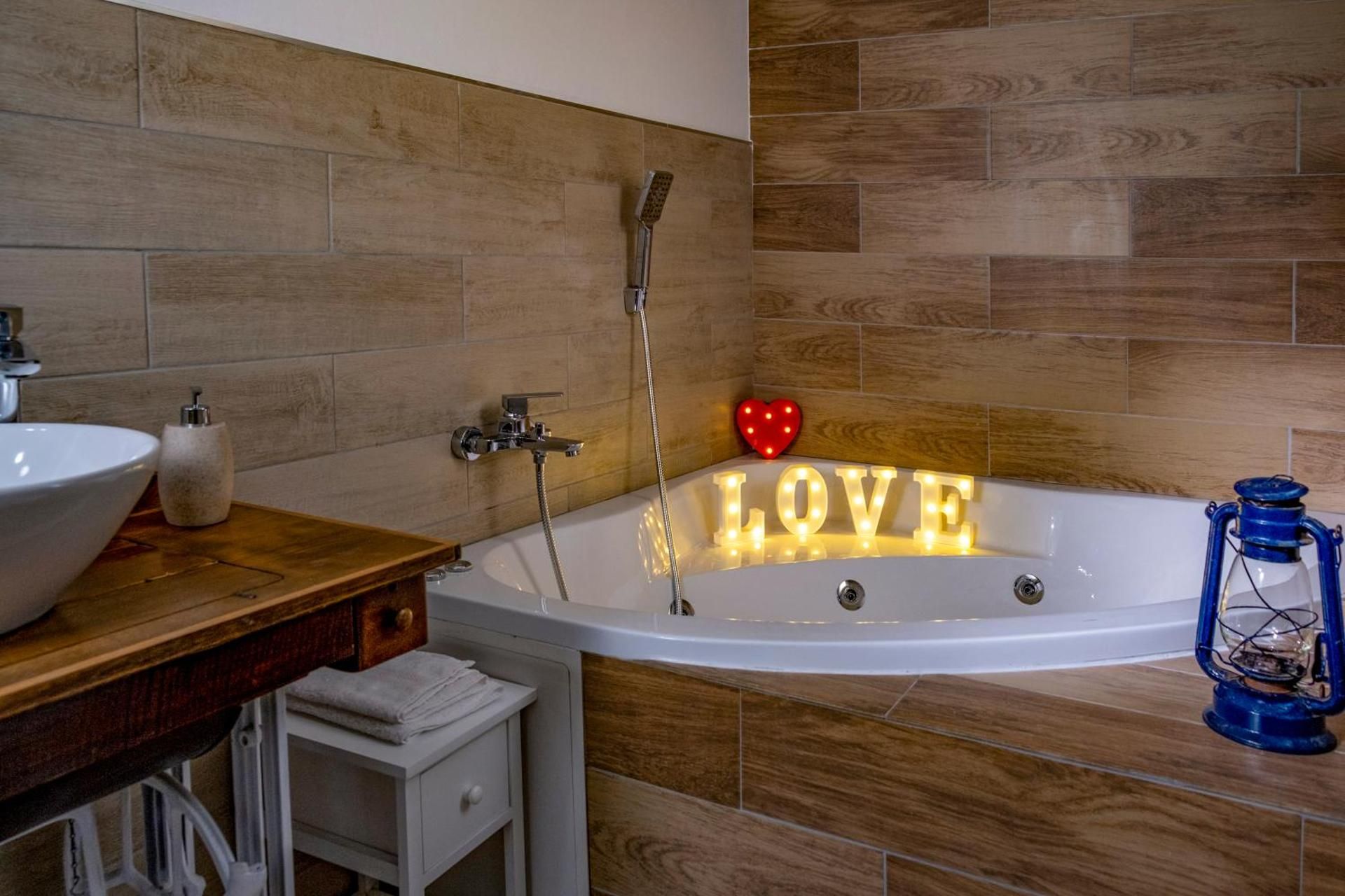 Luluxuryhouse Double Room with Spa Bath 2