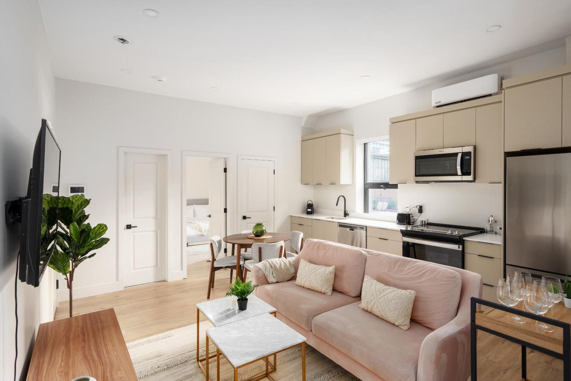 The Griffin ApartHotel- Downtown Three-Bedroom Deluxe Apartment 3