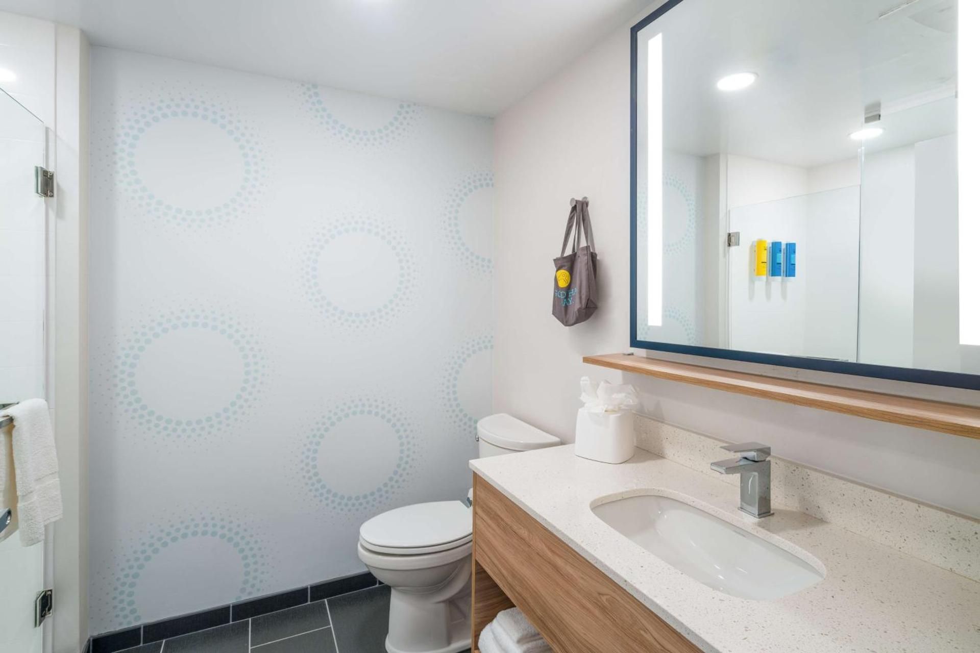 2 Queen hearing accessible