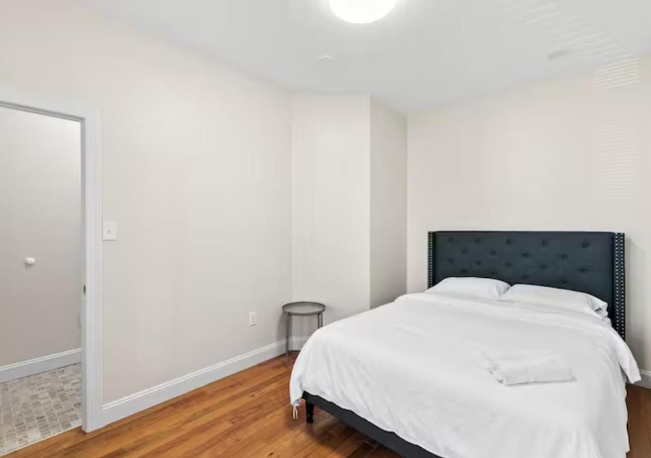 Newly Renovated Guest Rooms near Transportation Standard Double Room