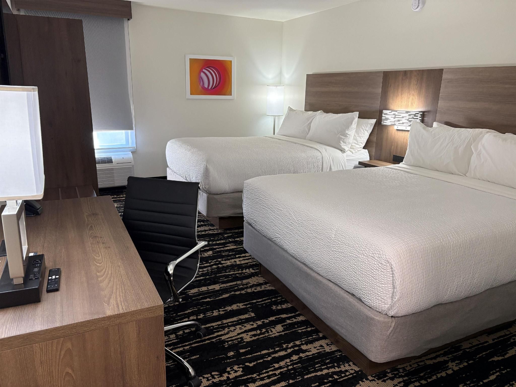 Accessibility - 2 Queens, Roll-in Shower, Nonsmoking