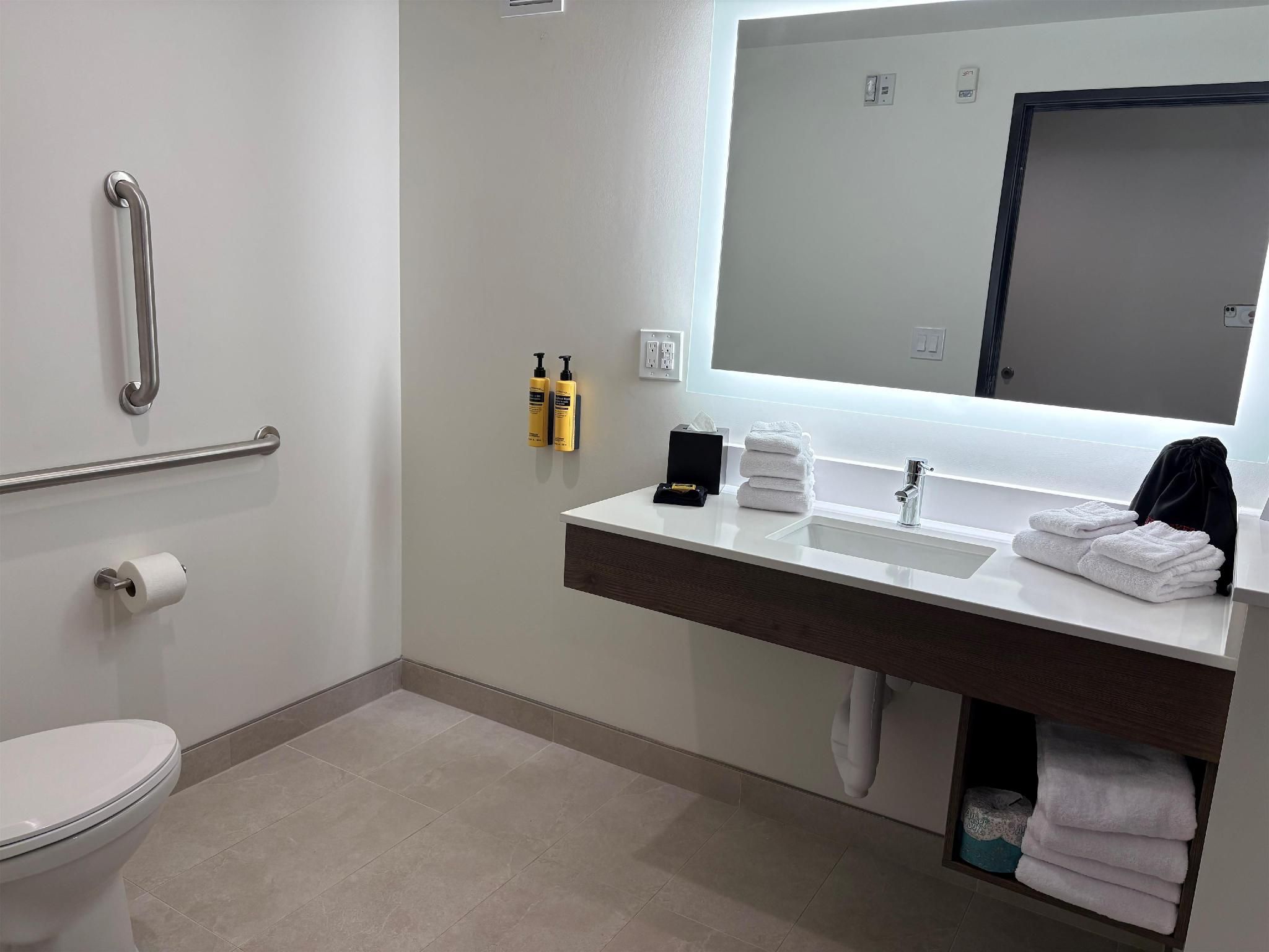 Accessibility - 2 Queens, Roll-in Shower, Nonsmoking