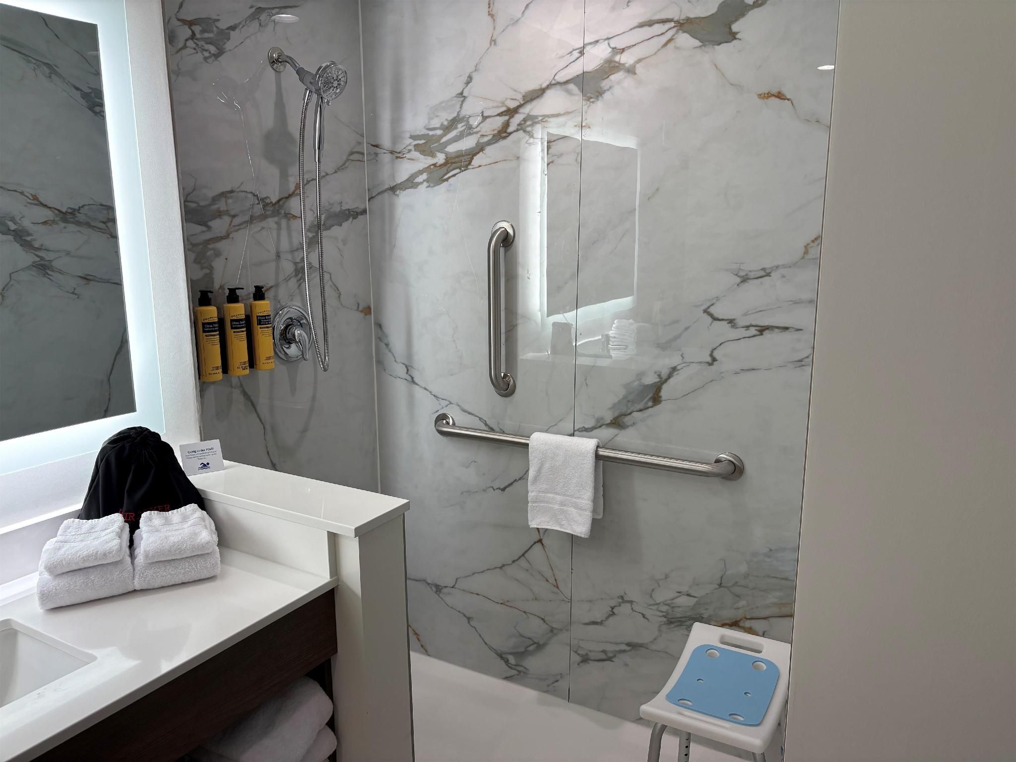 Accessibility - 2 Queens, Roll-in Shower, Nonsmoking