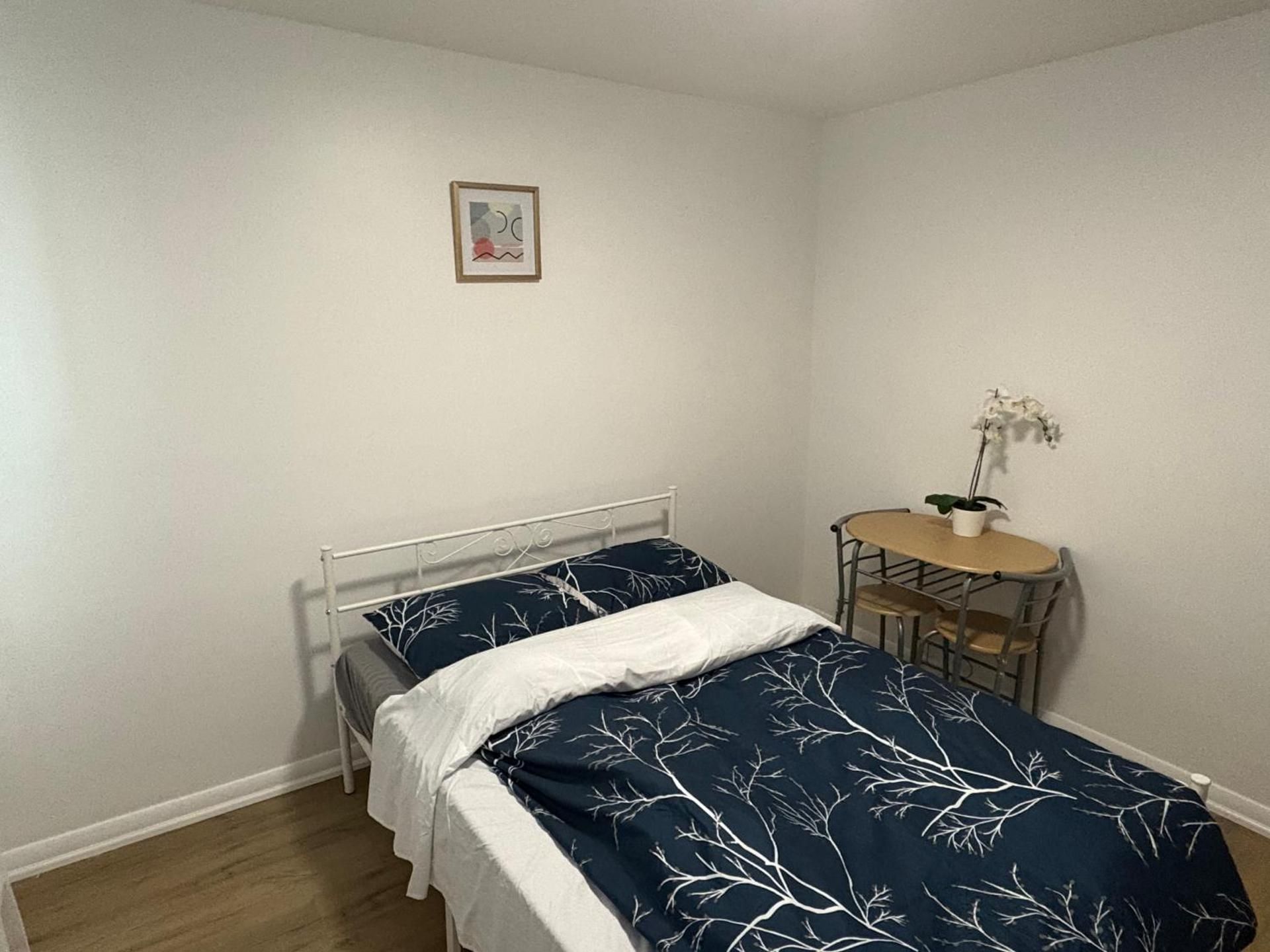 9mins airport 1 min to shopping mall Double Room with Shared Bathroom