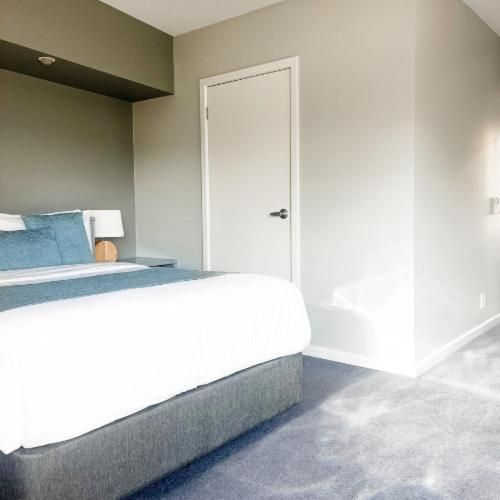 Waves Luxury Suites Queen Room 3