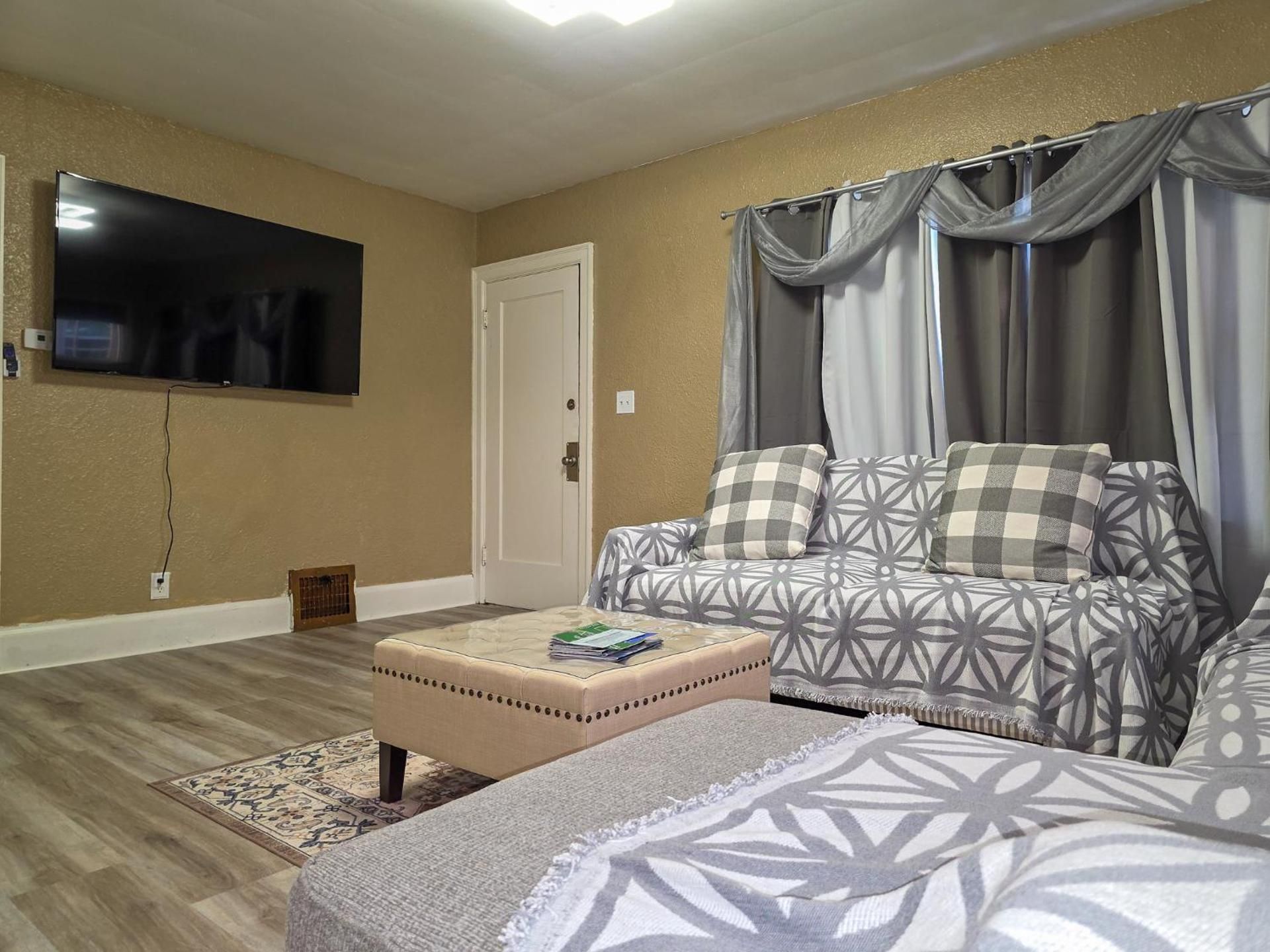 Cute 2 Bedroom Apartment 7 minutes from the falls! Two-Bedroom Apartment