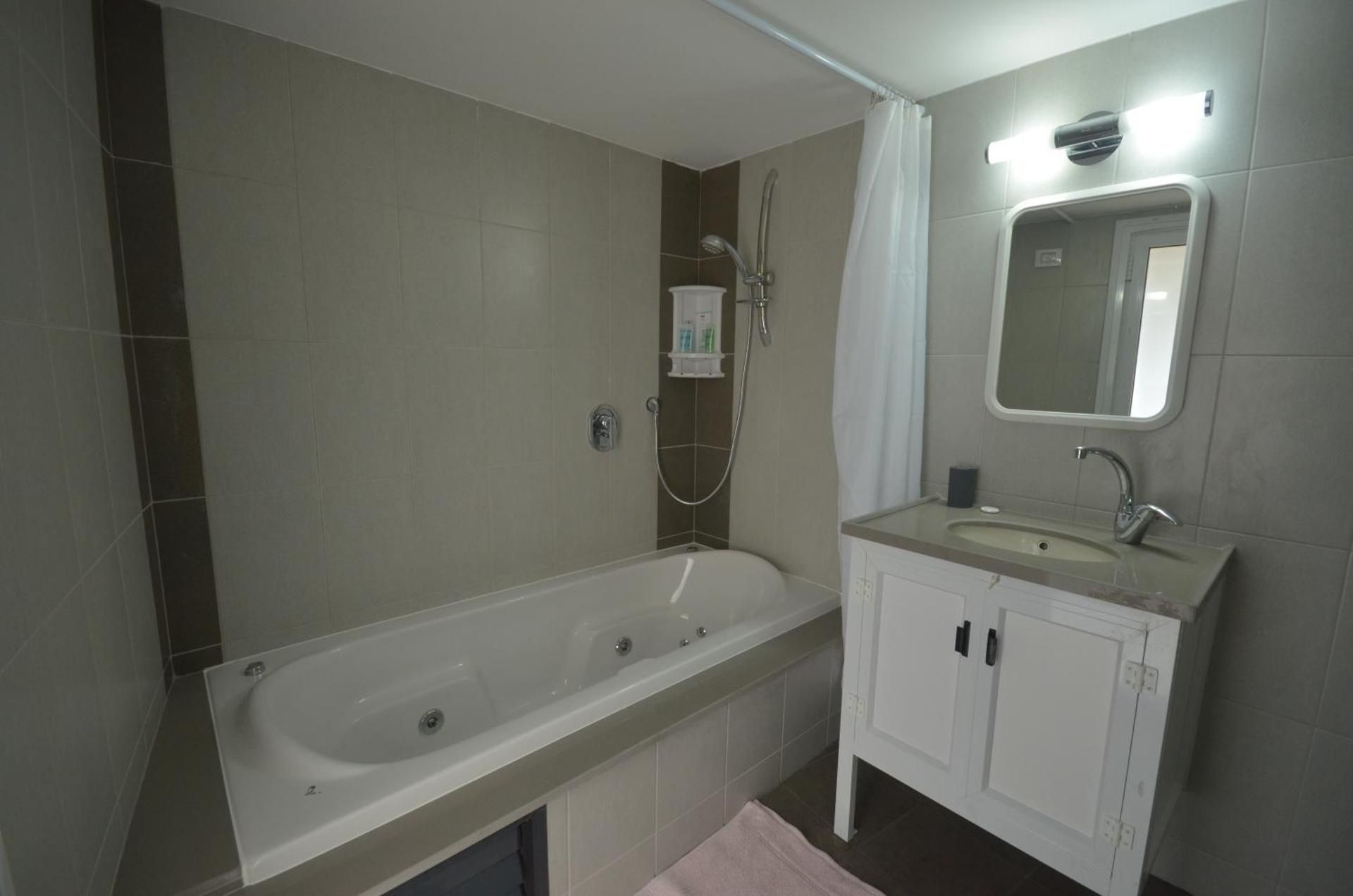 Zimmer Monte One-Bedroom Suite 3