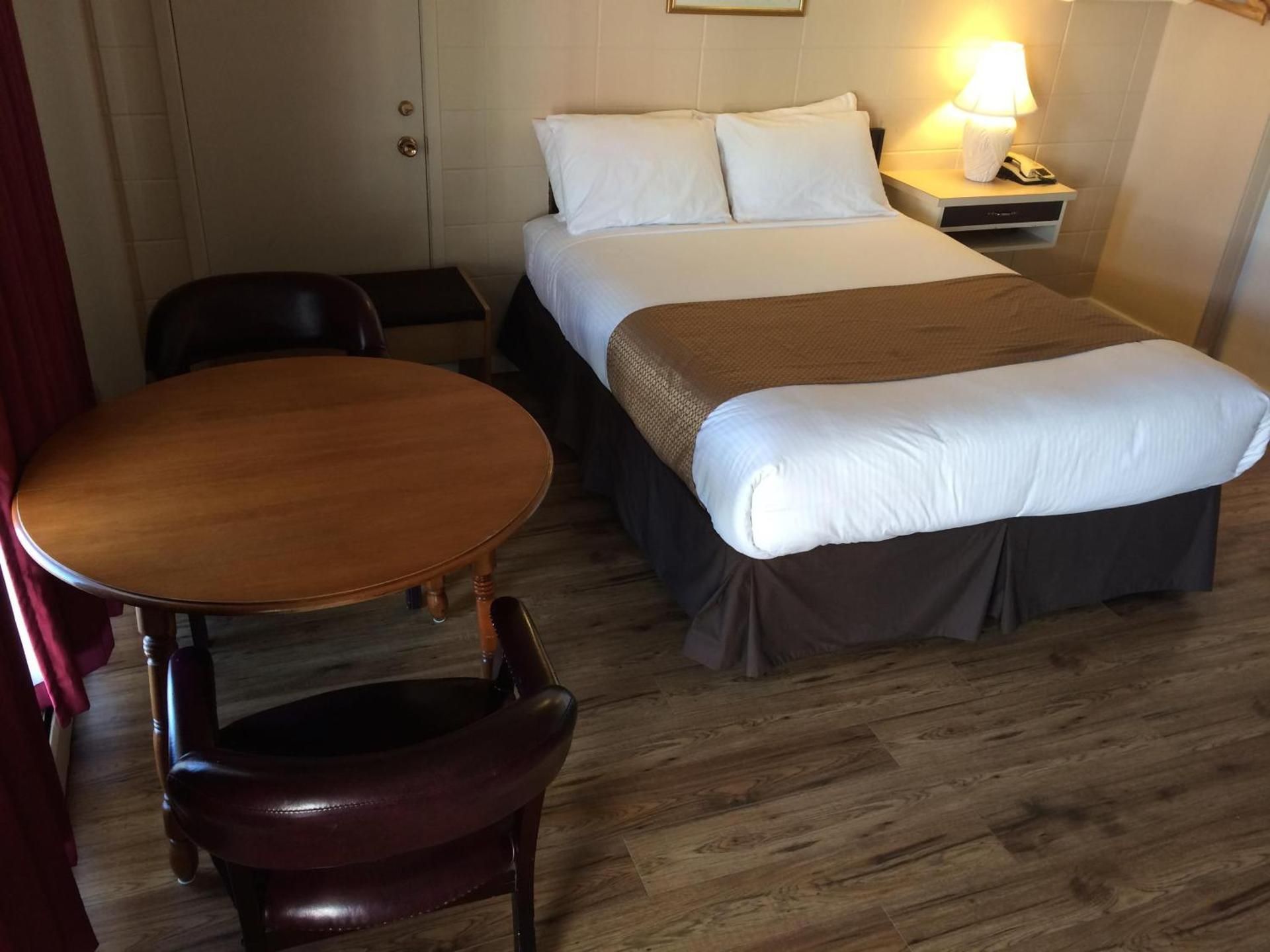 Siesta Motel Queen Room