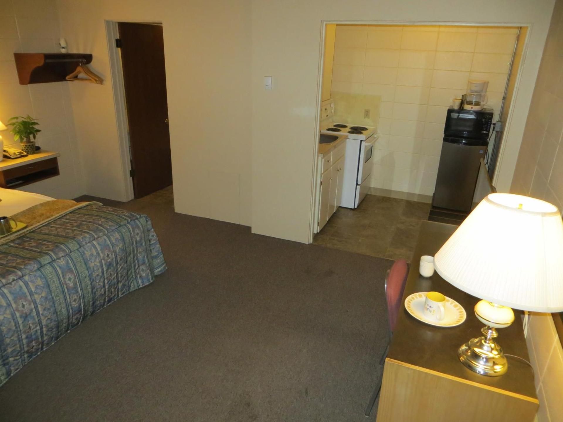 Siesta Motel Queen Room with Kitchenette 2