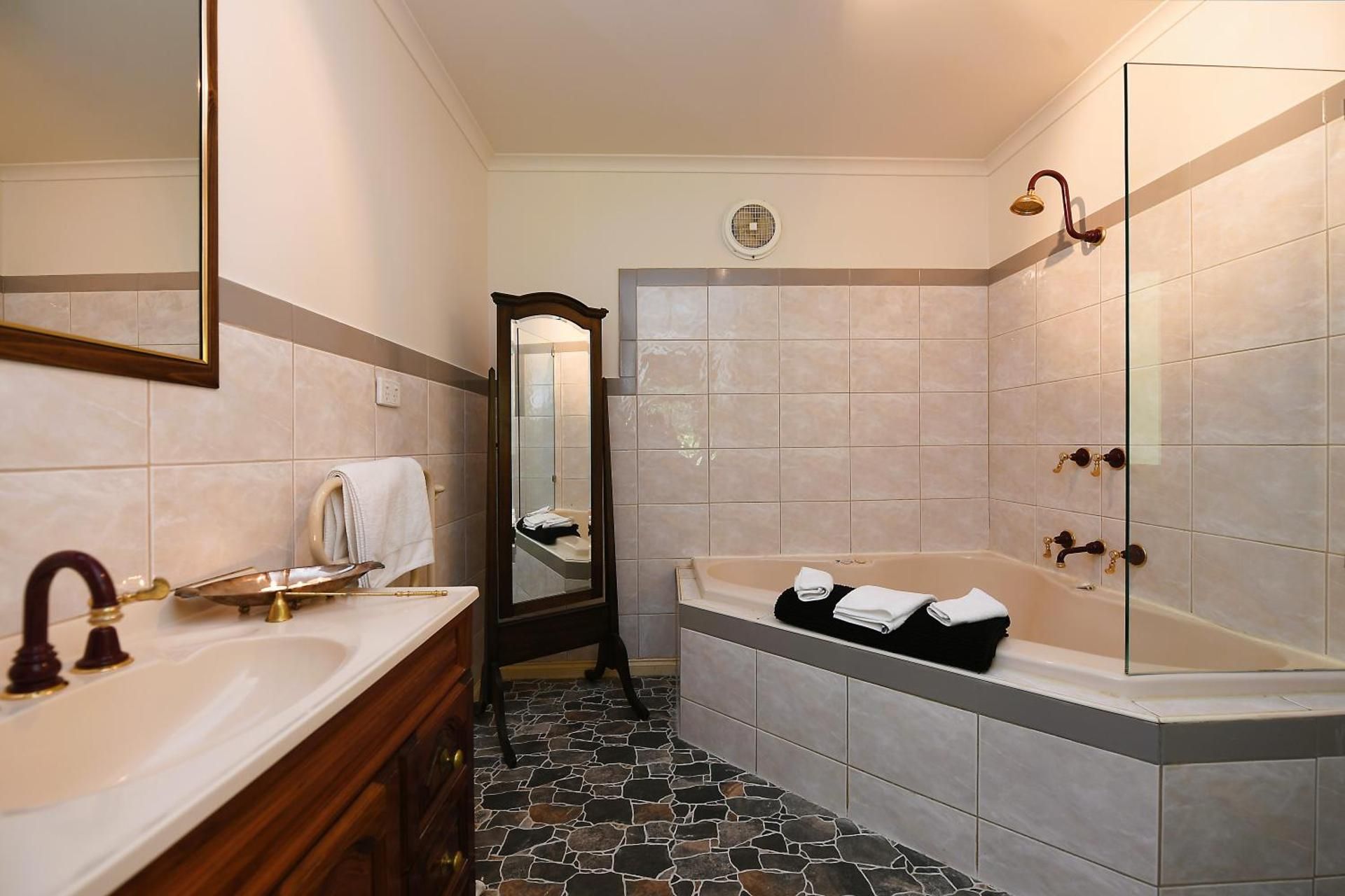 Cambridge Cottages One-Bedroom Cottage with Loft