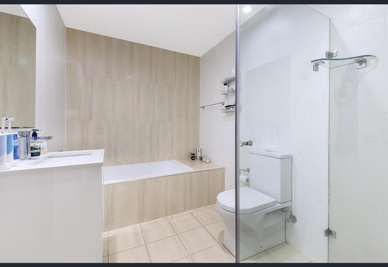 ProHouse - Sydney Airport Wolli Creek Three-Bedroom Premium Apartment with Balcony 3