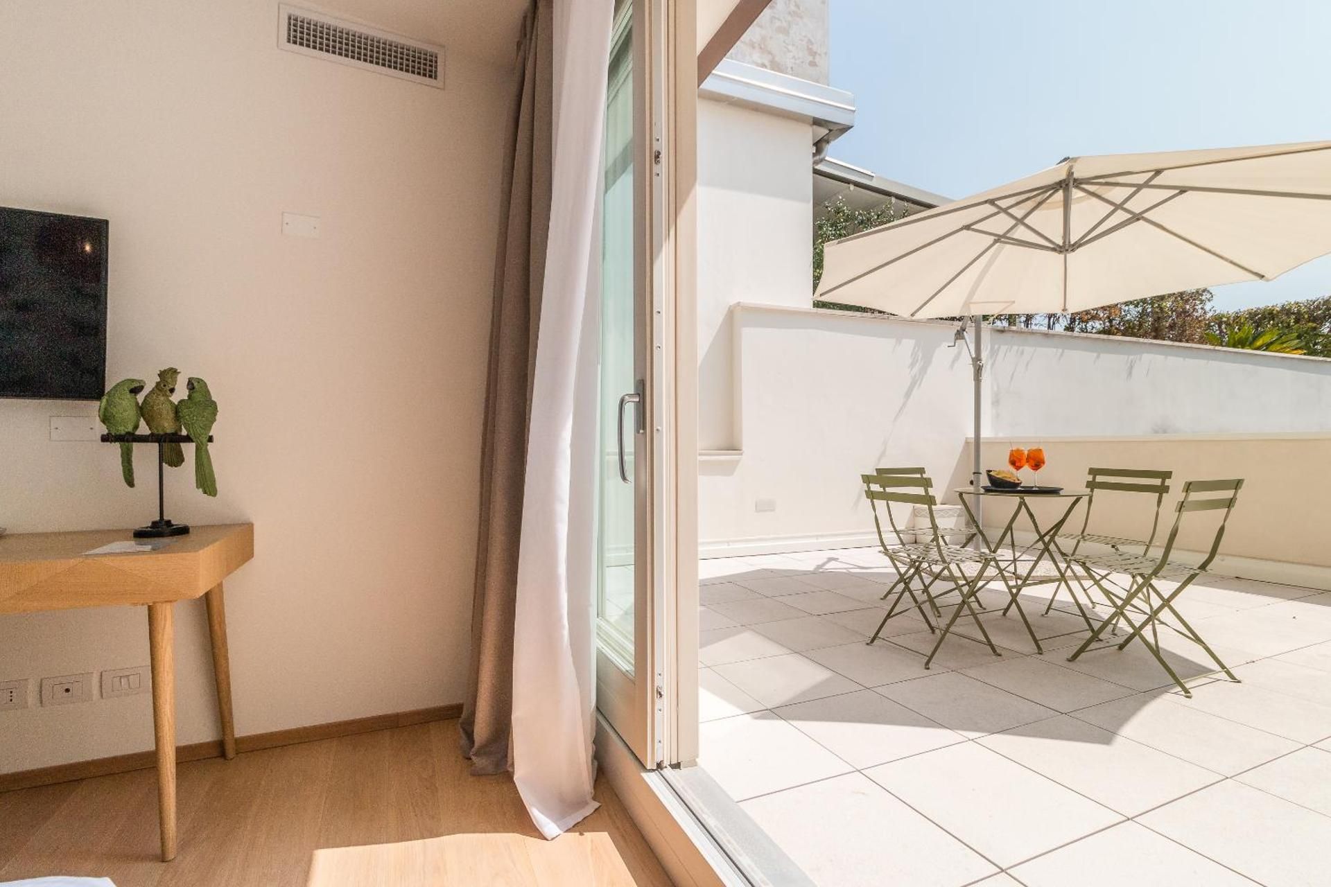 Blooms Botanical Rooms Double Room with Terrace 2