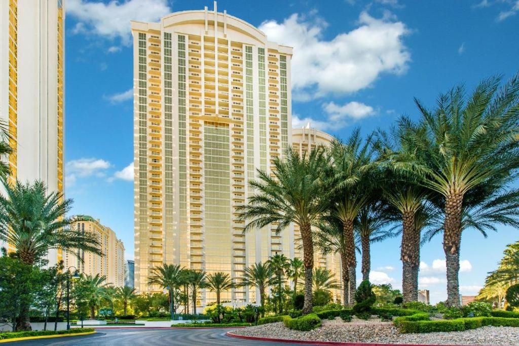 The Signature at MGM Grand, Luxury Balcony Suite, Strip View