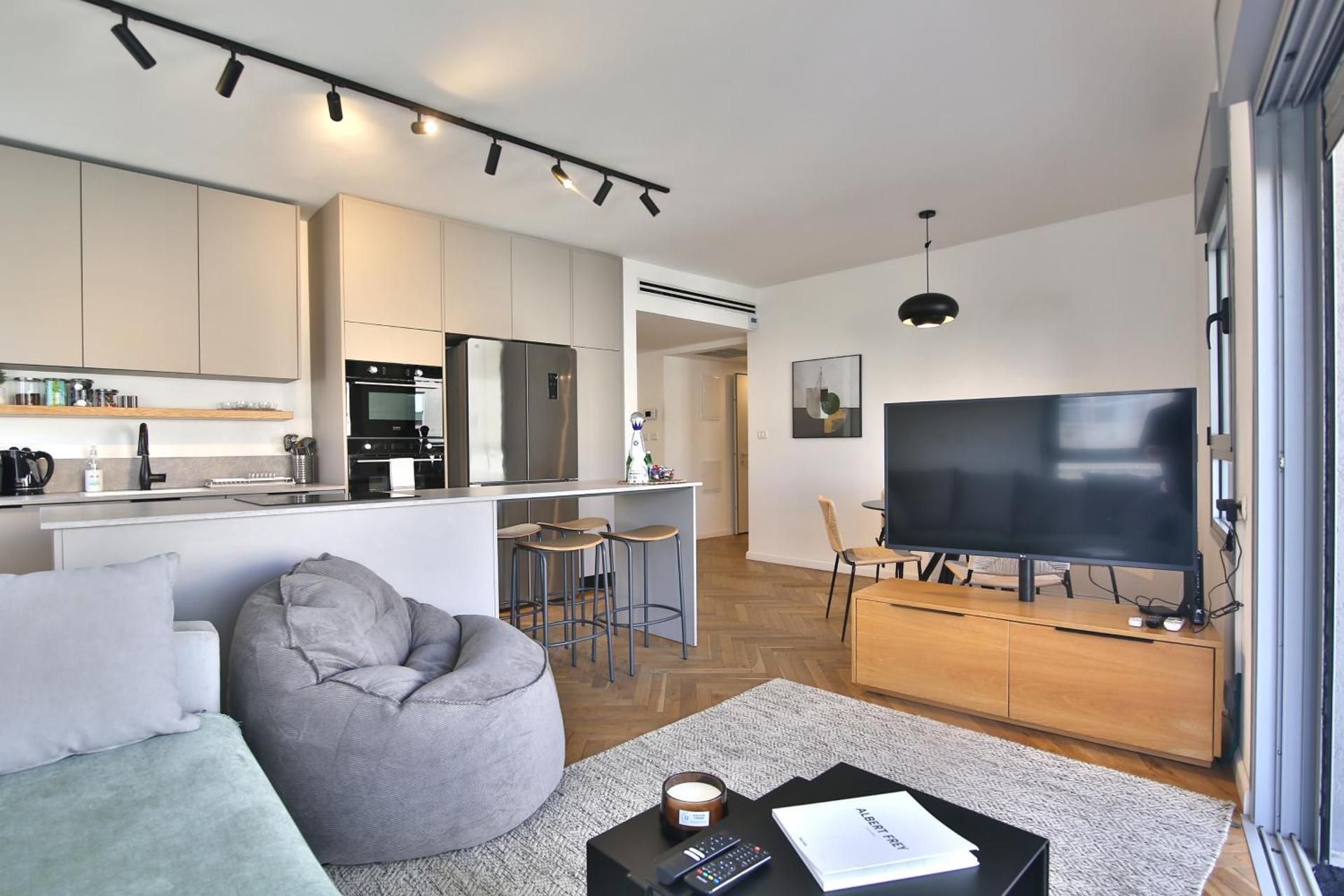 Luxe on the BEACH By LIME Three-Bedroom Deluxe Apartment 2